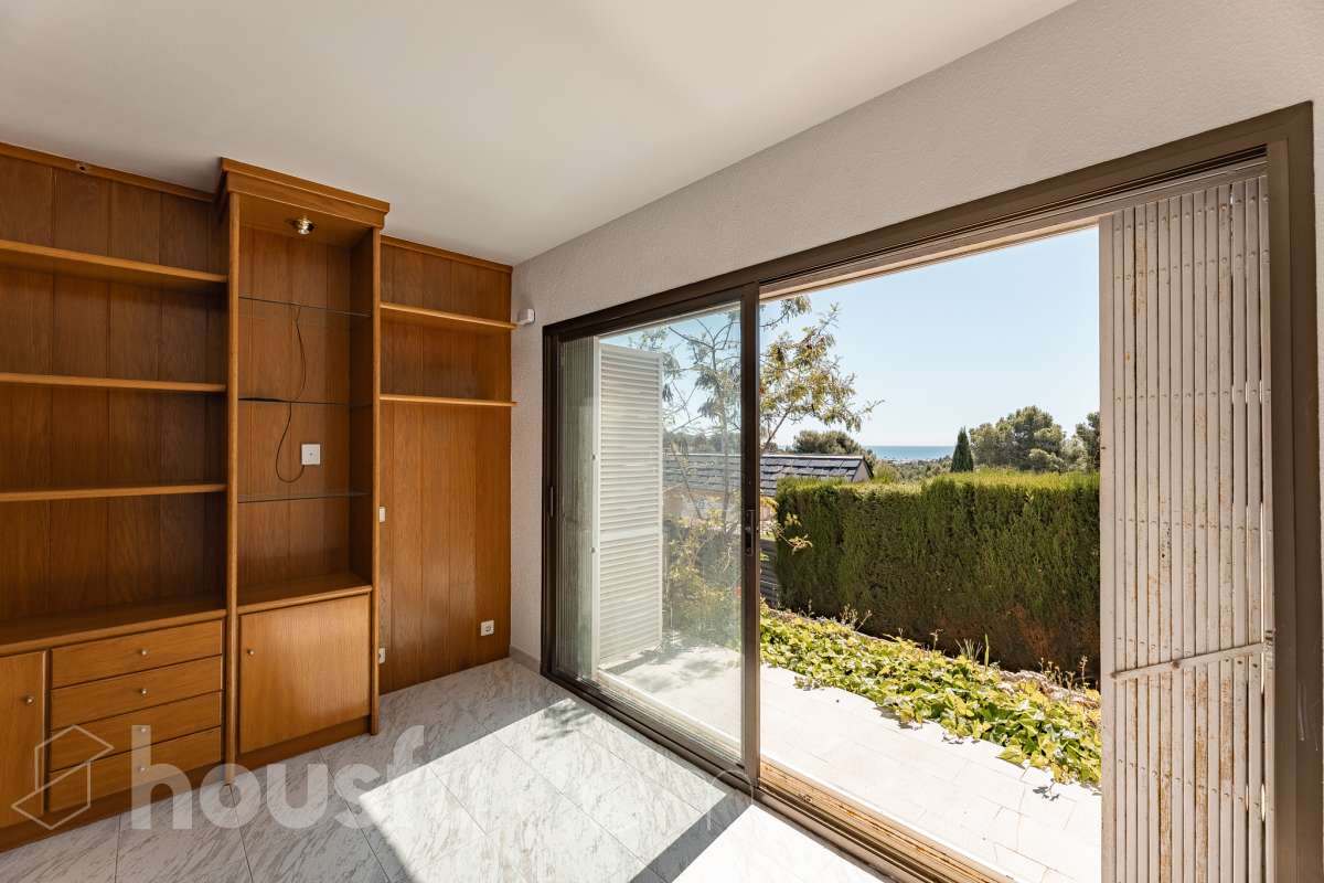 Housfy vende 🏡 casa esquinera en Creixell; dispone de 342,5m2 construidos según Nota Simple del Registro de la Propiedad (280m2 útiles) en una parcela de 678m2. En Catastro constan 270m2 construidos (verificados con la Dirección General de Catastro). Construida en el año: 1987, la vivienda es una delicia de luz natural y amplitud. Ubicada en la urbanización de La Coma, nos enamorarán las vistas al mar junto con otros elementos privilegiados. Así, la zona de piscina y barbacoa es ideal para familia y amigos. Nos acompañará un espléndido jardín en una zona muy tranquila y bien comunicada. En el interior y como puntos diferenciales, encontraremos una estética sala de billar, una encantadora bodega y una sala para gimnasio con posibilidad de sauna. Esta calidad de vida la tiene al alcance de la mano. Distribución de estancias -Salón-comedor -3 Dormitorios -4 Baños -Cocina equipada -Bodega -Sala de billar con bar -Sala de gimnasio Características específicas -Cédula de habitabilidad -Aire acondicionado -Trastero -Terraza -Piscina privada -Jardín privado -Zona de barbacoa -1 Plaza de garaje cerrado + dos en exterior Zona y entorno Respecto a la ubicación, se sitúa en Creixell, municipio de Tarragona. Esta propiedad se encuentra cerca de colegios, supermercados y farmacias. Aviso legal El precio de venta no incluye gastos de la compraventa como notaría, registro, impuestos, ni tampoco honorarios agencia. Esta publicación no es vinculante. Consulta siempre la nota simple con Housfy antes de formalizar la compraventa. Sobre nosotros Housfy es la plataforma integral de servicios inmobiliarios. Nuestra combinación de expertos y tecnología pone al alcance de todo el mundo servicios cómodos, claros y seguros. AICAT número: 7922. Nos encargamos de la gestión y asesoramiento de la compra. ¡Olvídate de todo! Hacemos los trámites por ti. Y, si además necesitas financiación, ponemos a tu disposición un bróker hipotecario para ayudarte a conseguir las mejores condiciones para tu perfil económico. ¿Quieres visitarla? Contacta con Housfy y agenda tu visita sin compromiso. Más información en: housfy.com Este anuncio contiene imágenes ilustrativas, con el objetivo de mostrar el potencial de la propiedad, y pueden diferir del resultado final.-9