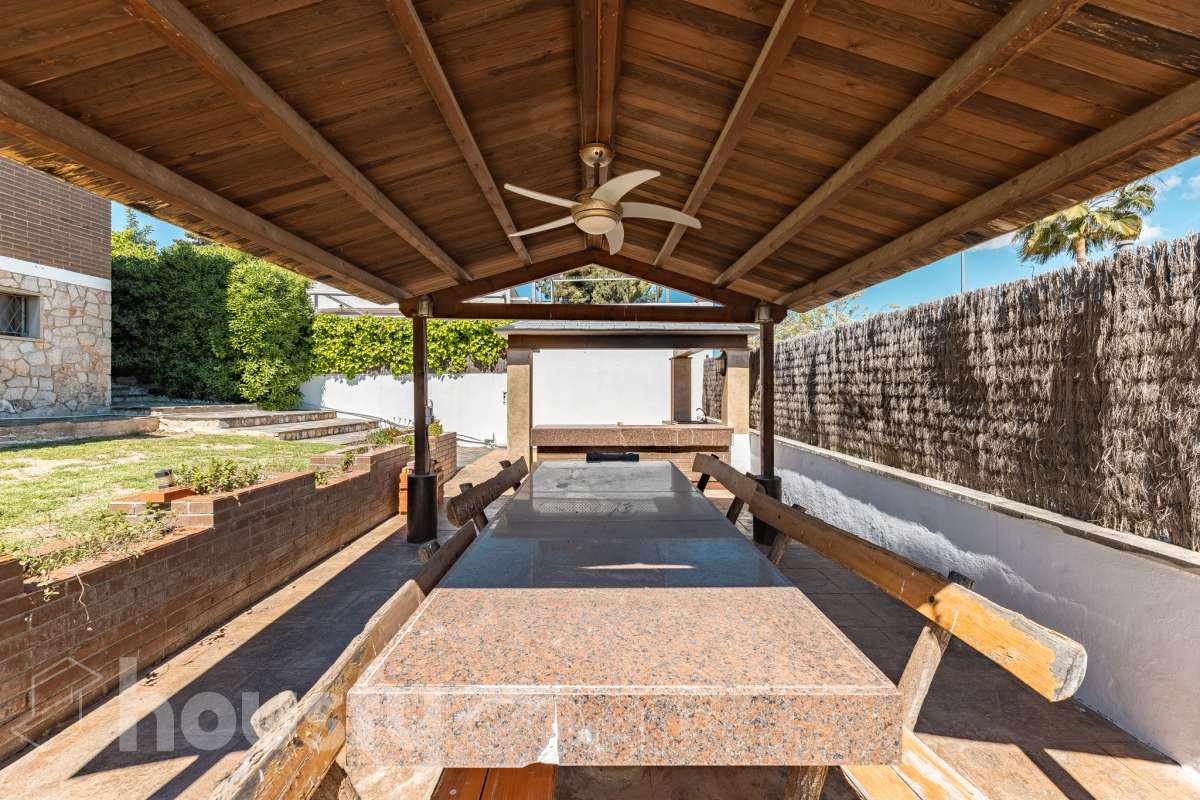 Housfy vende 🏡 casa esquinera en Creixell; dispone de 342,5m2 construidos según Nota Simple del Registro de la Propiedad (280m2 útiles) en una parcela de 678m2. En Catastro constan 270m2 construidos (verificados con la Dirección General de Catastro). Construida en el año: 1987, la vivienda es una delicia de luz natural y amplitud. Ubicada en la urbanización de La Coma, nos enamorarán las vistas al mar junto con otros elementos privilegiados. Así, la zona de piscina y barbacoa es ideal para familia y amigos. Nos acompañará un espléndido jardín en una zona muy tranquila y bien comunicada. En el interior y como puntos diferenciales, encontraremos una estética sala de billar, una encantadora bodega y una sala para gimnasio con posibilidad de sauna. Esta calidad de vida la tiene al alcance de la mano. Distribución de estancias -Salón-comedor -3 Dormitorios -4 Baños -Cocina equipada -Bodega -Sala de billar con bar -Sala de gimnasio Características específicas -Cédula de habitabilidad -Aire acondicionado -Trastero -Terraza -Piscina privada -Jardín privado -Zona de barbacoa -1 Plaza de garaje cerrado + dos en exterior Zona y entorno Respecto a la ubicación, se sitúa en Creixell, municipio de Tarragona. Esta propiedad se encuentra cerca de colegios, supermercados y farmacias. Aviso legal El precio de venta no incluye gastos de la compraventa como notaría, registro, impuestos, ni tampoco honorarios agencia. Esta publicación no es vinculante. Consulta siempre la nota simple con Housfy antes de formalizar la compraventa. Sobre nosotros Housfy es la plataforma integral de servicios inmobiliarios. Nuestra combinación de expertos y tecnología pone al alcance de todo el mundo servicios cómodos, claros y seguros. AICAT número: 7922. Nos encargamos de la gestión y asesoramiento de la compra. ¡Olvídate de todo! Hacemos los trámites por ti. Y, si además necesitas financiación, ponemos a tu disposición un bróker hipotecario para ayudarte a conseguir las mejores condiciones para tu perfil económico. ¿Quieres visitarla? Contacta con Housfy y agenda tu visita sin compromiso. Más información en: housfy.com Este anuncio contiene imágenes ilustrativas, con el objetivo de mostrar el potencial de la propiedad, y pueden diferir del resultado final.-47