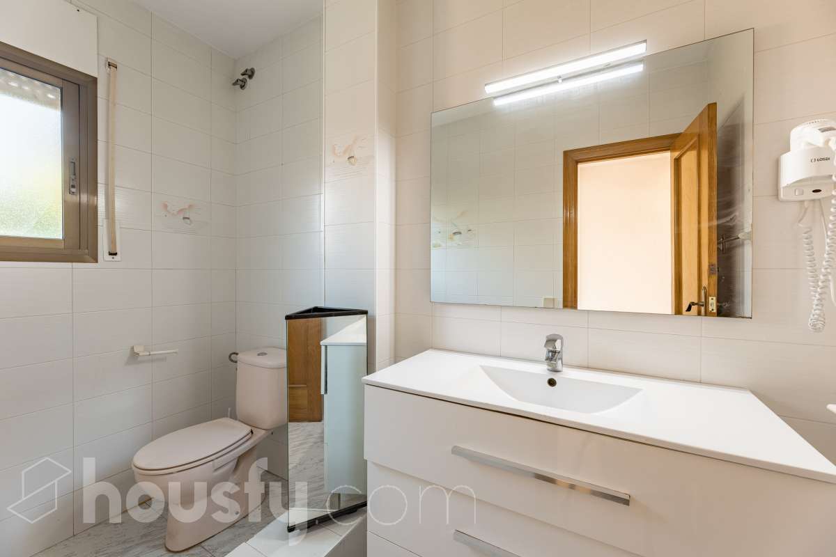 Housfy vende 🏡 casa esquinera en Creixell; dispone de 342,5m2 construidos según Nota Simple del Registro de la Propiedad (280m2 útiles) en una parcela de 678m2. En Catastro constan 270m2 construidos (verificados con la Dirección General de Catastro). Construida en el año: 1987, la vivienda es una delicia de luz natural y amplitud. Ubicada en la urbanización de La Coma, nos enamorarán las vistas al mar junto con otros elementos privilegiados. Así, la zona de piscina y barbacoa es ideal para familia y amigos. Nos acompañará un espléndido jardín en una zona muy tranquila y bien comunicada. En el interior y como puntos diferenciales, encontraremos una estética sala de billar, una encantadora bodega y una sala para gimnasio con posibilidad de sauna. Esta calidad de vida la tiene al alcance de la mano. Distribución de estancias -Salón-comedor -3 Dormitorios -4 Baños -Cocina equipada -Bodega -Sala de billar con bar -Sala de gimnasio Características específicas -Cédula de habitabilidad -Aire acondicionado -Trastero -Terraza -Piscina privada -Jardín privado -Zona de barbacoa -1 Plaza de garaje cerrado + dos en exterior Zona y entorno Respecto a la ubicación, se sitúa en Creixell, municipio de Tarragona. Esta propiedad se encuentra cerca de colegios, supermercados y farmacias. Aviso legal El precio de venta no incluye gastos de la compraventa como notaría, registro, impuestos, ni tampoco honorarios agencia. Esta publicación no es vinculante. Consulta siempre la nota simple con Housfy antes de formalizar la compraventa. Sobre nosotros Housfy es la plataforma integral de servicios inmobiliarios. Nuestra combinación de expertos y tecnología pone al alcance de todo el mundo servicios cómodos, claros y seguros. AICAT número: 7922. Nos encargamos de la gestión y asesoramiento de la compra. ¡Olvídate de todo! Hacemos los trámites por ti. Y, si además necesitas financiación, ponemos a tu disposición un bróker hipotecario para ayudarte a conseguir las mejores condiciones para tu perfil económico. ¿Quieres visitarla? Contacta con Housfy y agenda tu visita sin compromiso. Más información en: housfy.com Este anuncio contiene imágenes ilustrativas, con el objetivo de mostrar el potencial de la propiedad, y pueden diferir del resultado final.-35