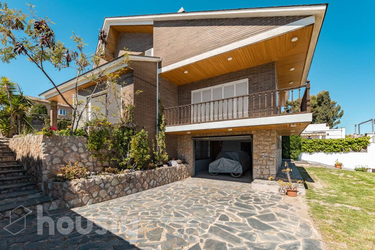 Housfy vende 🏡 casa esquinera en Creixell; dispone de 342,5m2 construidos según Nota Simple del Registro de la Propiedad (280m2 útiles) en una parcela de 678m2. En Catastro constan 270m2 construidos (verificados con la Dirección General de Catastro). Construida en el año: 1987, la vivienda es una delicia de luz natural y amplitud. Ubicada en la urbanización de La Coma, nos enamorarán las vistas al mar junto con otros elementos privilegiados. Así, la zona de piscina y barbacoa es ideal para familia y amigos. Nos acompañará un espléndido jardín en una zona muy tranquila y bien comunicada. En el interior y como puntos diferenciales, encontraremos una estética sala de billar, una encantadora bodega y una sala para gimnasio con posibilidad de sauna. Esta calidad de vida la tiene al alcance de la mano. Distribución de estancias -Salón-comedor -3 Dormitorios -4 Baños -Cocina equipada -Bodega -Sala de billar con bar -Sala de gimnasio Características específicas -Cédula de habitabilidad -Aire acondicionado -Trastero -Terraza -Piscina privada -Jardín privado -Zona de barbacoa -1 Plaza de garaje cerrado + dos en exterior Zona y entorno Respecto a la ubicación, se sitúa en Creixell, municipio de Tarragona. Esta propiedad se encuentra cerca de colegios, supermercados y farmacias. Aviso legal El precio de venta no incluye gastos de la compraventa como notaría, registro, impuestos, ni tampoco honorarios agencia. Esta publicación no es vinculante. Consulta siempre la nota simple con Housfy antes de formalizar la compraventa. Sobre nosotros Housfy es la plataforma integral de servicios inmobiliarios. Nuestra combinación de expertos y tecnología pone al alcance de todo el mundo servicios cómodos, claros y seguros. AICAT número: 7922. Nos encargamos de la gestión y asesoramiento de la compra. ¡Olvídate de todo! Hacemos los trámites por ti. Y, si además necesitas financiación, ponemos a tu disposición un bróker hipotecario para ayudarte a conseguir las mejores condiciones para tu perfil económico. ¿Quieres visitarla? Contacta con Housfy y agenda tu visita sin compromiso. Más información en: housfy.com Este anuncio contiene imágenes ilustrativas, con el objetivo de mostrar el potencial de la propiedad, y pueden diferir del resultado final.-54