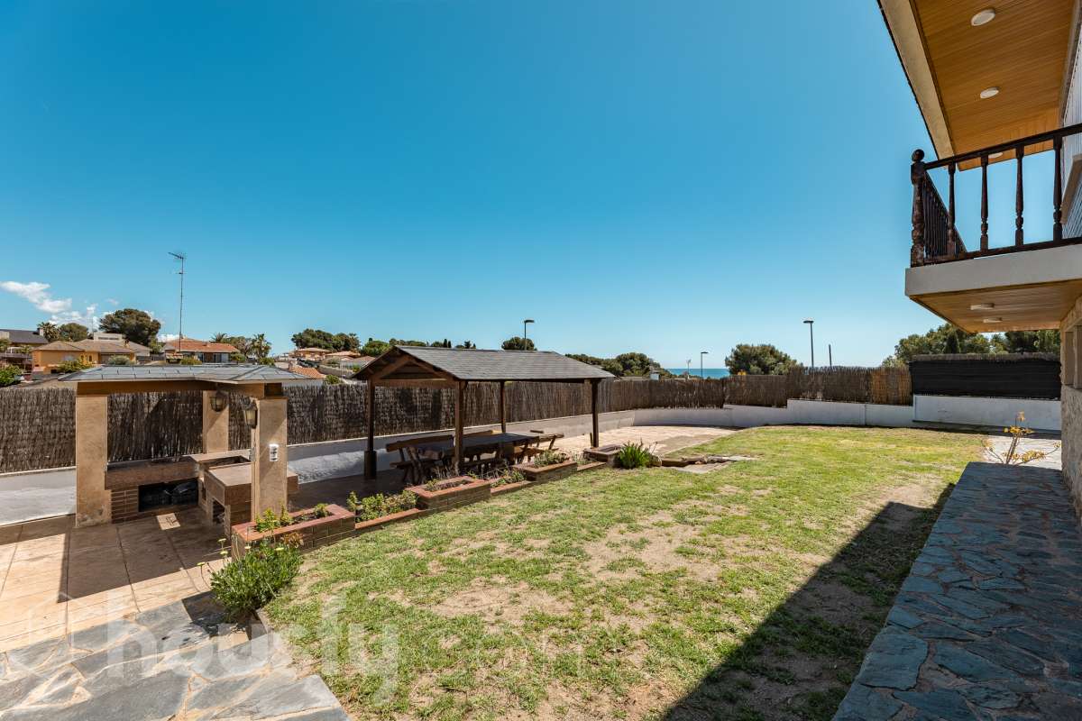 Housfy vende 🏡 casa esquinera en Creixell; dispone de 342,5m2 construidos según Nota Simple del Registro de la Propiedad (280m2 útiles) en una parcela de 678m2. En Catastro constan 270m2 construidos (verificados con la Dirección General de Catastro). Construida en el año: 1987, la vivienda es una delicia de luz natural y amplitud. Ubicada en la urbanización de La Coma, nos enamorarán las vistas al mar junto con otros elementos privilegiados. Así, la zona de piscina y barbacoa es ideal para familia y amigos. Nos acompañará un espléndido jardín en una zona muy tranquila y bien comunicada. En el interior y como puntos diferenciales, encontraremos una estética sala de billar, una encantadora bodega y una sala para gimnasio con posibilidad de sauna. Esta calidad de vida la tiene al alcance de la mano. Distribución de estancias -Salón-comedor -3 Dormitorios -4 Baños -Cocina equipada -Bodega -Sala de billar con bar -Sala de gimnasio Características específicas -Cédula de habitabilidad -Aire acondicionado -Trastero -Terraza -Piscina privada -Jardín privado -Zona de barbacoa -1 Plaza de garaje cerrado + dos en exterior Zona y entorno Respecto a la ubicación, se sitúa en Creixell, municipio de Tarragona. Esta propiedad se encuentra cerca de colegios, supermercados y farmacias. Aviso legal El precio de venta no incluye gastos de la compraventa como notaría, registro, impuestos, ni tampoco honorarios agencia. Esta publicación no es vinculante. Consulta siempre la nota simple con Housfy antes de formalizar la compraventa. Sobre nosotros Housfy es la plataforma integral de servicios inmobiliarios. Nuestra combinación de expertos y tecnología pone al alcance de todo el mundo servicios cómodos, claros y seguros. AICAT número: 7922. Nos encargamos de la gestión y asesoramiento de la compra. ¡Olvídate de todo! Hacemos los trámites por ti. Y, si además necesitas financiación, ponemos a tu disposición un bróker hipotecario para ayudarte a conseguir las mejores condiciones para tu perfil económico. ¿Quieres visitarla? Contacta con Housfy y agenda tu visita sin compromiso. Más información en: housfy.com Este anuncio contiene imágenes ilustrativas, con el objetivo de mostrar el potencial de la propiedad, y pueden diferir del resultado final.-48