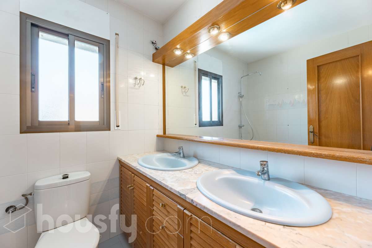 Housfy vende 🏡 casa esquinera en Creixell; dispone de 342,5m2 construidos según Nota Simple del Registro de la Propiedad (280m2 útiles) en una parcela de 678m2. En Catastro constan 270m2 construidos (verificados con la Dirección General de Catastro). Construida en el año: 1987, la vivienda es una delicia de luz natural y amplitud. Ubicada en la urbanización de La Coma, nos enamorarán las vistas al mar junto con otros elementos privilegiados. Así, la zona de piscina y barbacoa es ideal para familia y amigos. Nos acompañará un espléndido jardín en una zona muy tranquila y bien comunicada. En el interior y como puntos diferenciales, encontraremos una estética sala de billar, una encantadora bodega y una sala para gimnasio con posibilidad de sauna. Esta calidad de vida la tiene al alcance de la mano. Distribución de estancias -Salón-comedor -3 Dormitorios -4 Baños -Cocina equipada -Bodega -Sala de billar con bar -Sala de gimnasio Características específicas -Cédula de habitabilidad -Aire acondicionado -Trastero -Terraza -Piscina privada -Jardín privado -Zona de barbacoa -1 Plaza de garaje cerrado + dos en exterior Zona y entorno Respecto a la ubicación, se sitúa en Creixell, municipio de Tarragona. Esta propiedad se encuentra cerca de colegios, supermercados y farmacias. Aviso legal El precio de venta no incluye gastos de la compraventa como notaría, registro, impuestos, ni tampoco honorarios agencia. Esta publicación no es vinculante. Consulta siempre la nota simple con Housfy antes de formalizar la compraventa. Sobre nosotros Housfy es la plataforma integral de servicios inmobiliarios. Nuestra combinación de expertos y tecnología pone al alcance de todo el mundo servicios cómodos, claros y seguros. AICAT número: 7922. Nos encargamos de la gestión y asesoramiento de la compra. ¡Olvídate de todo! Hacemos los trámites por ti. Y, si además necesitas financiación, ponemos a tu disposición un bróker hipotecario para ayudarte a conseguir las mejores condiciones para tu perfil económico. ¿Quieres visitarla? Contacta con Housfy y agenda tu visita sin compromiso. Más información en: housfy.com Este anuncio contiene imágenes ilustrativas, con el objetivo de mostrar el potencial de la propiedad, y pueden diferir del resultado final.-34