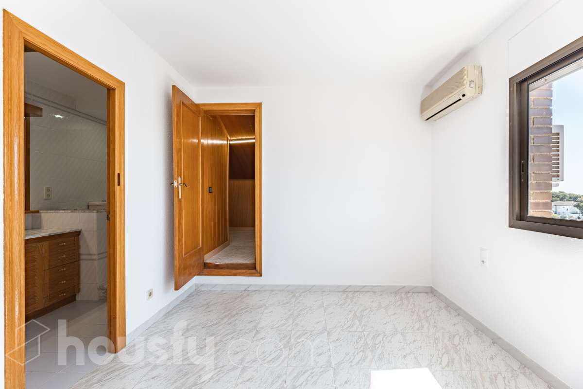 Housfy vende 🏡 casa esquinera en Creixell; dispone de 342,5m2 construidos según Nota Simple del Registro de la Propiedad (280m2 útiles) en una parcela de 678m2. En Catastro constan 270m2 construidos (verificados con la Dirección General de Catastro). Construida en el año: 1987, la vivienda es una delicia de luz natural y amplitud. Ubicada en la urbanización de La Coma, nos enamorarán las vistas al mar junto con otros elementos privilegiados. Así, la zona de piscina y barbacoa es ideal para familia y amigos. Nos acompañará un espléndido jardín en una zona muy tranquila y bien comunicada. En el interior y como puntos diferenciales, encontraremos una estética sala de billar, una encantadora bodega y una sala para gimnasio con posibilidad de sauna. Esta calidad de vida la tiene al alcance de la mano. Distribución de estancias -Salón-comedor -3 Dormitorios -4 Baños -Cocina equipada -Bodega -Sala de billar con bar -Sala de gimnasio Características específicas -Cédula de habitabilidad -Aire acondicionado -Trastero -Terraza -Piscina privada -Jardín privado -Zona de barbacoa -1 Plaza de garaje cerrado + dos en exterior Zona y entorno Respecto a la ubicación, se sitúa en Creixell, municipio de Tarragona. Esta propiedad se encuentra cerca de colegios, supermercados y farmacias. Aviso legal El precio de venta no incluye gastos de la compraventa como notaría, registro, impuestos, ni tampoco honorarios agencia. Esta publicación no es vinculante. Consulta siempre la nota simple con Housfy antes de formalizar la compraventa. Sobre nosotros Housfy es la plataforma integral de servicios inmobiliarios. Nuestra combinación de expertos y tecnología pone al alcance de todo el mundo servicios cómodos, claros y seguros. AICAT número: 7922. Nos encargamos de la gestión y asesoramiento de la compra. ¡Olvídate de todo! Hacemos los trámites por ti. Y, si además necesitas financiación, ponemos a tu disposición un bróker hipotecario para ayudarte a conseguir las mejores condiciones para tu perfil económico. ¿Quieres visitarla? Contacta con Housfy y agenda tu visita sin compromiso. Más información en: housfy.com Este anuncio contiene imágenes ilustrativas, con el objetivo de mostrar el potencial de la propiedad, y pueden diferir del resultado final.-18