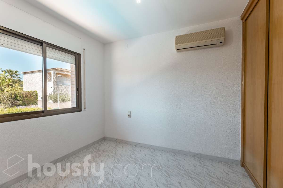 Housfy vende 🏡 casa esquinera en Creixell; dispone de 342,5m2 construidos según Nota Simple del Registro de la Propiedad (280m2 útiles) en una parcela de 678m2. En Catastro constan 270m2 construidos (verificados con la Dirección General de Catastro). Construida en el año: 1987, la vivienda es una delicia de luz natural y amplitud. Ubicada en la urbanización de La Coma, nos enamorarán las vistas al mar junto con otros elementos privilegiados. Así, la zona de piscina y barbacoa es ideal para familia y amigos. Nos acompañará un espléndido jardín en una zona muy tranquila y bien comunicada. En el interior y como puntos diferenciales, encontraremos una estética sala de billar, una encantadora bodega y una sala para gimnasio con posibilidad de sauna. Esta calidad de vida la tiene al alcance de la mano. Distribución de estancias -Salón-comedor -3 Dormitorios -4 Baños -Cocina equipada -Bodega -Sala de billar con bar -Sala de gimnasio Características específicas -Cédula de habitabilidad -Aire acondicionado -Trastero -Terraza -Piscina privada -Jardín privado -Zona de barbacoa -1 Plaza de garaje cerrado + dos en exterior Zona y entorno Respecto a la ubicación, se sitúa en Creixell, municipio de Tarragona. Esta propiedad se encuentra cerca de colegios, supermercados y farmacias. Aviso legal El precio de venta no incluye gastos de la compraventa como notaría, registro, impuestos, ni tampoco honorarios agencia. Esta publicación no es vinculante. Consulta siempre la nota simple con Housfy antes de formalizar la compraventa. Sobre nosotros Housfy es la plataforma integral de servicios inmobiliarios. Nuestra combinación de expertos y tecnología pone al alcance de todo el mundo servicios cómodos, claros y seguros. AICAT número: 7922. Nos encargamos de la gestión y asesoramiento de la compra. ¡Olvídate de todo! Hacemos los trámites por ti. Y, si además necesitas financiación, ponemos a tu disposición un bróker hipotecario para ayudarte a conseguir las mejores condiciones para tu perfil económico. ¿Quieres visitarla? Contacta con Housfy y agenda tu visita sin compromiso. Más información en: housfy.com Este anuncio contiene imágenes ilustrativas, con el objetivo de mostrar el potencial de la propiedad, y pueden diferir del resultado final.-20