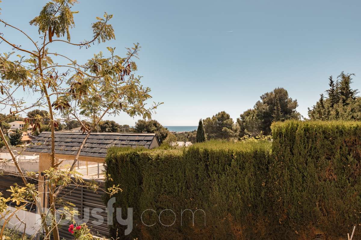 Housfy vende 🏡 casa esquinera en Creixell; dispone de 342,5m2 construidos según Nota Simple del Registro de la Propiedad (280m2 útiles) en una parcela de 678m2. En Catastro constan 270m2 construidos (verificados con la Dirección General de Catastro). Construida en el año: 1987, la vivienda es una delicia de luz natural y amplitud. Ubicada en la urbanización de La Coma, nos enamorarán las vistas al mar junto con otros elementos privilegiados. Así, la zona de piscina y barbacoa es ideal para familia y amigos. Nos acompañará un espléndido jardín en una zona muy tranquila y bien comunicada. En el interior y como puntos diferenciales, encontraremos una estética sala de billar, una encantadora bodega y una sala para gimnasio con posibilidad de sauna. Esta calidad de vida la tiene al alcance de la mano. Distribución de estancias -Salón-comedor -3 Dormitorios -4 Baños -Cocina equipada -Bodega -Sala de billar con bar -Sala de gimnasio Características específicas -Cédula de habitabilidad -Aire acondicionado -Trastero -Terraza -Piscina privada -Jardín privado -Zona de barbacoa -1 Plaza de garaje cerrado + dos en exterior Zona y entorno Respecto a la ubicación, se sitúa en Creixell, municipio de Tarragona. Esta propiedad se encuentra cerca de colegios, supermercados y farmacias. Aviso legal El precio de venta no incluye gastos de la compraventa como notaría, registro, impuestos, ni tampoco honorarios agencia. Esta publicación no es vinculante. Consulta siempre la nota simple con Housfy antes de formalizar la compraventa. Sobre nosotros Housfy es la plataforma integral de servicios inmobiliarios. Nuestra combinación de expertos y tecnología pone al alcance de todo el mundo servicios cómodos, claros y seguros. AICAT número: 7922. Nos encargamos de la gestión y asesoramiento de la compra. ¡Olvídate de todo! Hacemos los trámites por ti. Y, si además necesitas financiación, ponemos a tu disposición un bróker hipotecario para ayudarte a conseguir las mejores condiciones para tu perfil económico. ¿Quieres visitarla? Contacta con Housfy y agenda tu visita sin compromiso. Más información en: housfy.com Este anuncio contiene imágenes ilustrativas, con el objetivo de mostrar el potencial de la propiedad, y pueden diferir del resultado final.-58