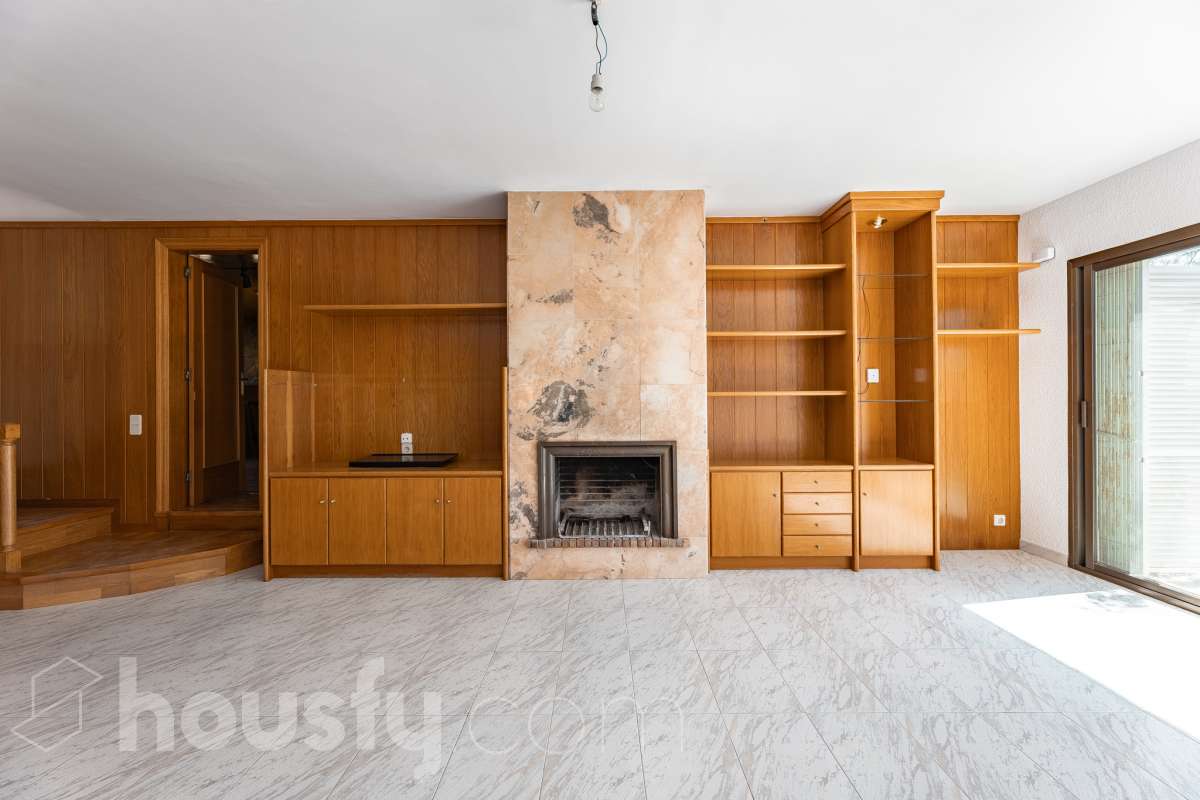 Housfy vende 🏡 casa esquinera en Creixell; dispone de 342,5m2 construidos según Nota Simple del Registro de la Propiedad (280m2 útiles) en una parcela de 678m2. En Catastro constan 270m2 construidos (verificados con la Dirección General de Catastro). Construida en el año: 1987, la vivienda es una delicia de luz natural y amplitud. Ubicada en la urbanización de La Coma, nos enamorarán las vistas al mar junto con otros elementos privilegiados. Así, la zona de piscina y barbacoa es ideal para familia y amigos. Nos acompañará un espléndido jardín en una zona muy tranquila y bien comunicada. En el interior y como puntos diferenciales, encontraremos una estética sala de billar, una encantadora bodega y una sala para gimnasio con posibilidad de sauna. Esta calidad de vida la tiene al alcance de la mano. Distribución de estancias -Salón-comedor -3 Dormitorios -4 Baños -Cocina equipada -Bodega -Sala de billar con bar -Sala de gimnasio Características específicas -Cédula de habitabilidad -Aire acondicionado -Trastero -Terraza -Piscina privada -Jardín privado -Zona de barbacoa -1 Plaza de garaje cerrado + dos en exterior Zona y entorno Respecto a la ubicación, se sitúa en Creixell, municipio de Tarragona. Esta propiedad se encuentra cerca de colegios, supermercados y farmacias. Aviso legal El precio de venta no incluye gastos de la compraventa como notaría, registro, impuestos, ni tampoco honorarios agencia. Esta publicación no es vinculante. Consulta siempre la nota simple con Housfy antes de formalizar la compraventa. Sobre nosotros Housfy es la plataforma integral de servicios inmobiliarios. Nuestra combinación de expertos y tecnología pone al alcance de todo el mundo servicios cómodos, claros y seguros. AICAT número: 7922. Nos encargamos de la gestión y asesoramiento de la compra. ¡Olvídate de todo! Hacemos los trámites por ti. Y, si además necesitas financiación, ponemos a tu disposición un bróker hipotecario para ayudarte a conseguir las mejores condiciones para tu perfil económico. ¿Quieres visitarla? Contacta con Housfy y agenda tu visita sin compromiso. Más información en: housfy.com Este anuncio contiene imágenes ilustrativas, con el objetivo de mostrar el potencial de la propiedad, y pueden diferir del resultado final.-7