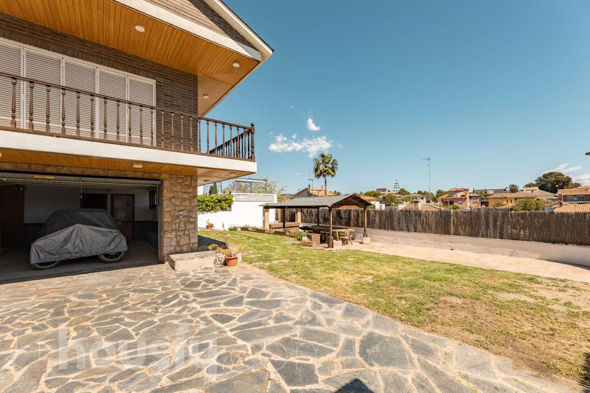 Housfy vende 🏡 casa esquinera en Creixell; dispone de 342,5m2 construidos según Nota Simple del Registro de la Propiedad (280m2 útiles) en una parcela de 678m2. En Catastro constan 270m2 construidos (verificados con la Dirección General de Catastro). Construida en el año: 1987, la vivienda es una delicia de luz natural y amplitud. Ubicada en la urbanización de La Coma, nos enamorarán las vistas al mar junto con otros elementos privilegiados. Así, la zona de piscina y barbacoa es ideal para familia y amigos. Nos acompañará un espléndido jardín en una zona muy tranquila y bien comunicada. En el interior y como puntos diferenciales, encontraremos una estética sala de billar, una encantadora bodega y una sala para gimnasio con posibilidad de sauna. Esta calidad de vida la tiene al alcance de la mano. Distribución de estancias -Salón-comedor -3 Dormitorios -4 Baños -Cocina equipada -Bodega -Sala de billar con bar -Sala de gimnasio Características específicas -Cédula de habitabilidad -Aire acondicionado -Trastero -Terraza -Piscina privada -Jardín privado -Zona de barbacoa -1 Plaza de garaje cerrado + dos en exterior Zona y entorno Respecto a la ubicación, se sitúa en Creixell, municipio de Tarragona. Esta propiedad se encuentra cerca de colegios, supermercados y farmacias. Aviso legal El precio de venta no incluye gastos de la compraventa como notaría, registro, impuestos, ni tampoco honorarios agencia. Esta publicación no es vinculante. Consulta siempre la nota simple con Housfy antes de formalizar la compraventa. Sobre nosotros Housfy es la plataforma integral de servicios inmobiliarios. Nuestra combinación de expertos y tecnología pone al alcance de todo el mundo servicios cómodos, claros y seguros. AICAT número: 7922. Nos encargamos de la gestión y asesoramiento de la compra. ¡Olvídate de todo! Hacemos los trámites por ti. Y, si además necesitas financiación, ponemos a tu disposición un bróker hipotecario para ayudarte a conseguir las mejores condiciones para tu perfil económico. ¿Quieres visitarla? Contacta con Housfy y agenda tu visita sin compromiso. Más información en: housfy.com Este anuncio contiene imágenes ilustrativas, con el objetivo de mostrar el potencial de la propiedad, y pueden diferir del resultado final.-53