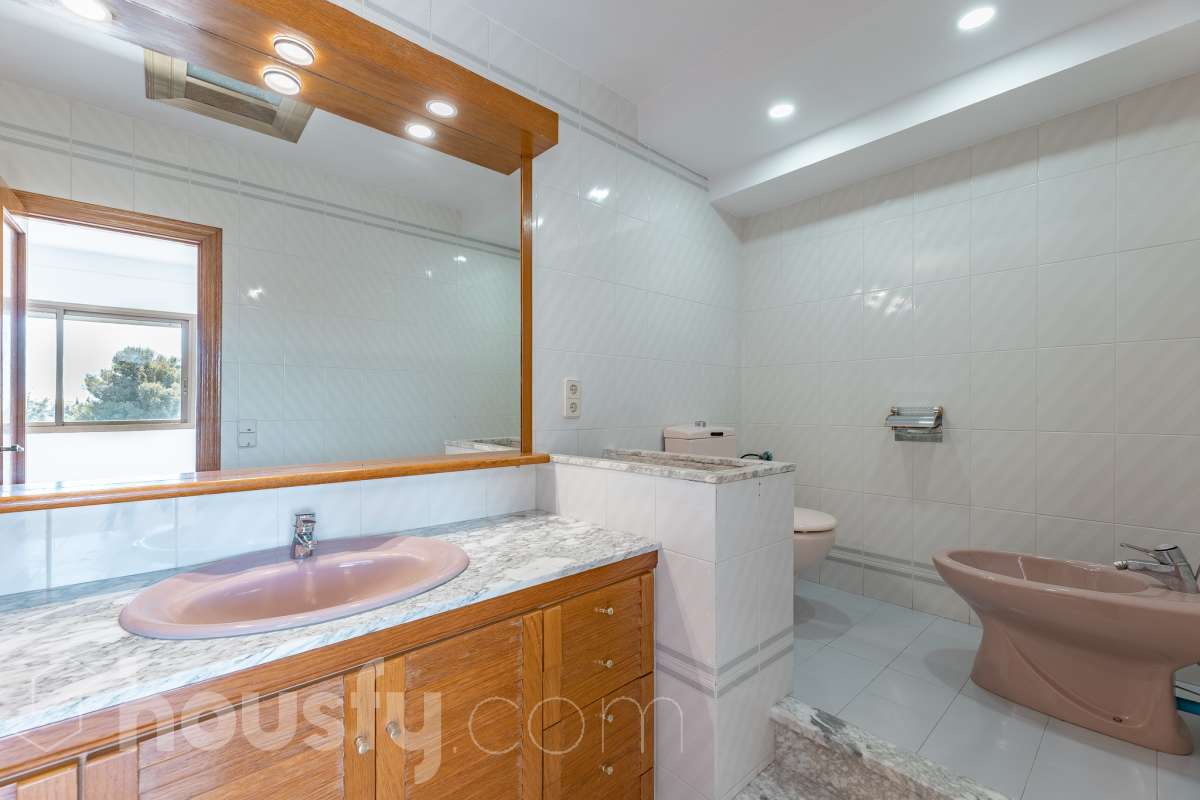 Housfy vende 🏡 casa esquinera en Creixell; dispone de 342,5m2 construidos según Nota Simple del Registro de la Propiedad (280m2 útiles) en una parcela de 678m2. En Catastro constan 270m2 construidos (verificados con la Dirección General de Catastro). Construida en el año: 1987, la vivienda es una delicia de luz natural y amplitud. Ubicada en la urbanización de La Coma, nos enamorarán las vistas al mar junto con otros elementos privilegiados. Así, la zona de piscina y barbacoa es ideal para familia y amigos. Nos acompañará un espléndido jardín en una zona muy tranquila y bien comunicada. En el interior y como puntos diferenciales, encontraremos una estética sala de billar, una encantadora bodega y una sala para gimnasio con posibilidad de sauna. Esta calidad de vida la tiene al alcance de la mano. Distribución de estancias -Salón-comedor -3 Dormitorios -4 Baños -Cocina equipada -Bodega -Sala de billar con bar -Sala de gimnasio Características específicas -Cédula de habitabilidad -Aire acondicionado -Trastero -Terraza -Piscina privada -Jardín privado -Zona de barbacoa -1 Plaza de garaje cerrado + dos en exterior Zona y entorno Respecto a la ubicación, se sitúa en Creixell, municipio de Tarragona. Esta propiedad se encuentra cerca de colegios, supermercados y farmacias. Aviso legal El precio de venta no incluye gastos de la compraventa como notaría, registro, impuestos, ni tampoco honorarios agencia. Esta publicación no es vinculante. Consulta siempre la nota simple con Housfy antes de formalizar la compraventa. Sobre nosotros Housfy es la plataforma integral de servicios inmobiliarios. Nuestra combinación de expertos y tecnología pone al alcance de todo el mundo servicios cómodos, claros y seguros. AICAT número: 7922. Nos encargamos de la gestión y asesoramiento de la compra. ¡Olvídate de todo! Hacemos los trámites por ti. Y, si además necesitas financiación, ponemos a tu disposición un bróker hipotecario para ayudarte a conseguir las mejores condiciones para tu perfil económico. ¿Quieres visitarla? Contacta con Housfy y agenda tu visita sin compromiso. Más información en: housfy.com Este anuncio contiene imágenes ilustrativas, con el objetivo de mostrar el potencial de la propiedad, y pueden diferir del resultado final.-24