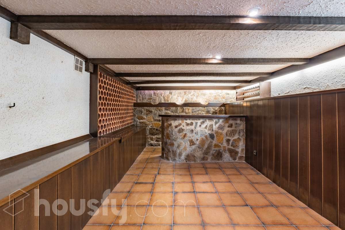 Housfy vende 🏡 casa esquinera en Creixell; dispone de 342,5m2 construidos según Nota Simple del Registro de la Propiedad (280m2 útiles) en una parcela de 678m2. En Catastro constan 270m2 construidos (verificados con la Dirección General de Catastro). Construida en el año: 1987, la vivienda es una delicia de luz natural y amplitud. Ubicada en la urbanización de La Coma, nos enamorarán las vistas al mar junto con otros elementos privilegiados. Así, la zona de piscina y barbacoa es ideal para familia y amigos. Nos acompañará un espléndido jardín en una zona muy tranquila y bien comunicada. En el interior y como puntos diferenciales, encontraremos una estética sala de billar, una encantadora bodega y una sala para gimnasio con posibilidad de sauna. Esta calidad de vida la tiene al alcance de la mano. Distribución de estancias -Salón-comedor -3 Dormitorios -4 Baños -Cocina equipada -Bodega -Sala de billar con bar -Sala de gimnasio Características específicas -Cédula de habitabilidad -Aire acondicionado -Trastero -Terraza -Piscina privada -Jardín privado -Zona de barbacoa -1 Plaza de garaje cerrado + dos en exterior Zona y entorno Respecto a la ubicación, se sitúa en Creixell, municipio de Tarragona. Esta propiedad se encuentra cerca de colegios, supermercados y farmacias. Aviso legal El precio de venta no incluye gastos de la compraventa como notaría, registro, impuestos, ni tampoco honorarios agencia. Esta publicación no es vinculante. Consulta siempre la nota simple con Housfy antes de formalizar la compraventa. Sobre nosotros Housfy es la plataforma integral de servicios inmobiliarios. Nuestra combinación de expertos y tecnología pone al alcance de todo el mundo servicios cómodos, claros y seguros. AICAT número: 7922. Nos encargamos de la gestión y asesoramiento de la compra. ¡Olvídate de todo! Hacemos los trámites por ti. Y, si además necesitas financiación, ponemos a tu disposición un bróker hipotecario para ayudarte a conseguir las mejores condiciones para tu perfil económico. ¿Quieres visitarla? Contacta con Housfy y agenda tu visita sin compromiso. Más información en: housfy.com Este anuncio contiene imágenes ilustrativas, con el objetivo de mostrar el potencial de la propiedad, y pueden diferir del resultado final.-38