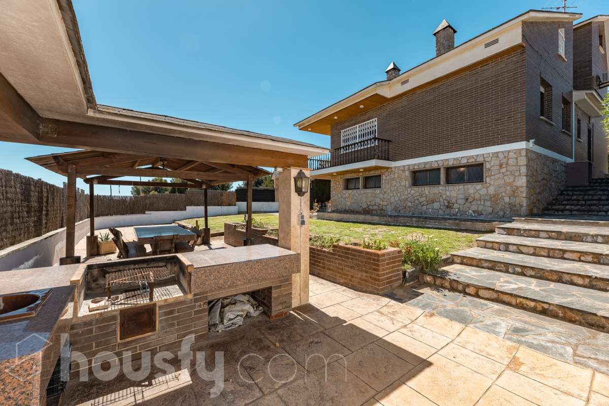 Housfy vende 🏡 casa esquinera en Creixell; dispone de 342,5m2 construidos según Nota Simple del Registro de la Propiedad (280m2 útiles) en una parcela de 678m2. En Catastro constan 270m2 construidos (verificados con la Dirección General de Catastro). Construida en el año: 1987, la vivienda es una delicia de luz natural y amplitud. Ubicada en la urbanización de La Coma, nos enamorarán las vistas al mar junto con otros elementos privilegiados. Así, la zona de piscina y barbacoa es ideal para familia y amigos. Nos acompañará un espléndido jardín en una zona muy tranquila y bien comunicada. En el interior y como puntos diferenciales, encontraremos una estética sala de billar, una encantadora bodega y una sala para gimnasio con posibilidad de sauna. Esta calidad de vida la tiene al alcance de la mano. Distribución de estancias -Salón-comedor -3 Dormitorios -4 Baños -Cocina equipada -Bodega -Sala de billar con bar -Sala de gimnasio Características específicas -Cédula de habitabilidad -Aire acondicionado -Trastero -Terraza -Piscina privada -Jardín privado -Zona de barbacoa -1 Plaza de garaje cerrado + dos en exterior Zona y entorno Respecto a la ubicación, se sitúa en Creixell, municipio de Tarragona. Esta propiedad se encuentra cerca de colegios, supermercados y farmacias. Aviso legal El precio de venta no incluye gastos de la compraventa como notaría, registro, impuestos, ni tampoco honorarios agencia. Esta publicación no es vinculante. Consulta siempre la nota simple con Housfy antes de formalizar la compraventa. Sobre nosotros Housfy es la plataforma integral de servicios inmobiliarios. Nuestra combinación de expertos y tecnología pone al alcance de todo el mundo servicios cómodos, claros y seguros. AICAT número: 7922. Nos encargamos de la gestión y asesoramiento de la compra. ¡Olvídate de todo! Hacemos los trámites por ti. Y, si además necesitas financiación, ponemos a tu disposición un bróker hipotecario para ayudarte a conseguir las mejores condiciones para tu perfil económico. ¿Quieres visitarla? Contacta con Housfy y agenda tu visita sin compromiso. Más información en: housfy.com Este anuncio contiene imágenes ilustrativas, con el objetivo de mostrar el potencial de la propiedad, y pueden diferir del resultado final.-52