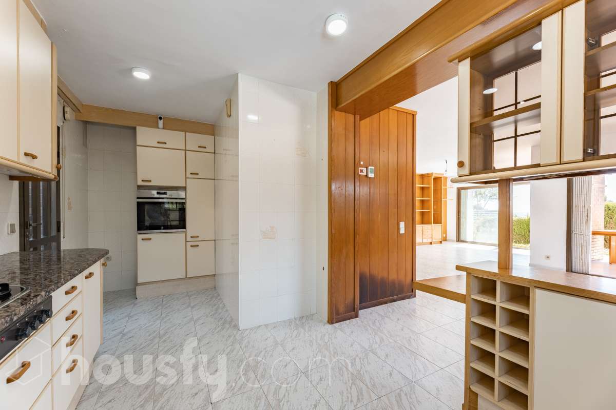 Housfy vende 🏡 casa esquinera en Creixell; dispone de 342,5m2 construidos según Nota Simple del Registro de la Propiedad (280m2 útiles) en una parcela de 678m2. En Catastro constan 270m2 construidos (verificados con la Dirección General de Catastro). Construida en el año: 1987, la vivienda es una delicia de luz natural y amplitud. Ubicada en la urbanización de La Coma, nos enamorarán las vistas al mar junto con otros elementos privilegiados. Así, la zona de piscina y barbacoa es ideal para familia y amigos. Nos acompañará un espléndido jardín en una zona muy tranquila y bien comunicada. En el interior y como puntos diferenciales, encontraremos una estética sala de billar, una encantadora bodega y una sala para gimnasio con posibilidad de sauna. Esta calidad de vida la tiene al alcance de la mano. Distribución de estancias -Salón-comedor -3 Dormitorios -4 Baños -Cocina equipada -Bodega -Sala de billar con bar -Sala de gimnasio Características específicas -Cédula de habitabilidad -Aire acondicionado -Trastero -Terraza -Piscina privada -Jardín privado -Zona de barbacoa -1 Plaza de garaje cerrado + dos en exterior Zona y entorno Respecto a la ubicación, se sitúa en Creixell, municipio de Tarragona. Esta propiedad se encuentra cerca de colegios, supermercados y farmacias. Aviso legal El precio de venta no incluye gastos de la compraventa como notaría, registro, impuestos, ni tampoco honorarios agencia. Esta publicación no es vinculante. Consulta siempre la nota simple con Housfy antes de formalizar la compraventa. Sobre nosotros Housfy es la plataforma integral de servicios inmobiliarios. Nuestra combinación de expertos y tecnología pone al alcance de todo el mundo servicios cómodos, claros y seguros. AICAT número: 7922. Nos encargamos de la gestión y asesoramiento de la compra. ¡Olvídate de todo! Hacemos los trámites por ti. Y, si además necesitas financiación, ponemos a tu disposición un bróker hipotecario para ayudarte a conseguir las mejores condiciones para tu perfil económico. ¿Quieres visitarla? Contacta con Housfy y agenda tu visita sin compromiso. Más información en: housfy.com Este anuncio contiene imágenes ilustrativas, con el objetivo de mostrar el potencial de la propiedad, y pueden diferir del resultado final.-16