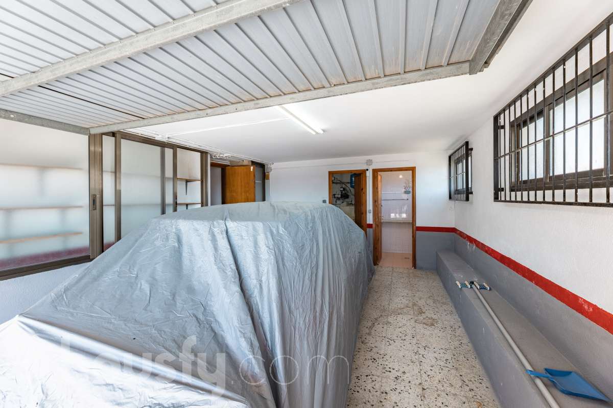 Housfy vende 🏡 casa esquinera en Creixell; dispone de 342,5m2 construidos según Nota Simple del Registro de la Propiedad (280m2 útiles) en una parcela de 678m2. En Catastro constan 270m2 construidos (verificados con la Dirección General de Catastro). Construida en el año: 1987, la vivienda es una delicia de luz natural y amplitud. Ubicada en la urbanización de La Coma, nos enamorarán las vistas al mar junto con otros elementos privilegiados. Así, la zona de piscina y barbacoa es ideal para familia y amigos. Nos acompañará un espléndido jardín en una zona muy tranquila y bien comunicada. En el interior y como puntos diferenciales, encontraremos una estética sala de billar, una encantadora bodega y una sala para gimnasio con posibilidad de sauna. Esta calidad de vida la tiene al alcance de la mano. Distribución de estancias -Salón-comedor -3 Dormitorios -4 Baños -Cocina equipada -Bodega -Sala de billar con bar -Sala de gimnasio Características específicas -Cédula de habitabilidad -Aire acondicionado -Trastero -Terraza -Piscina privada -Jardín privado -Zona de barbacoa -1 Plaza de garaje cerrado + dos en exterior Zona y entorno Respecto a la ubicación, se sitúa en Creixell, municipio de Tarragona. Esta propiedad se encuentra cerca de colegios, supermercados y farmacias. Aviso legal El precio de venta no incluye gastos de la compraventa como notaría, registro, impuestos, ni tampoco honorarios agencia. Esta publicación no es vinculante. Consulta siempre la nota simple con Housfy antes de formalizar la compraventa. Sobre nosotros Housfy es la plataforma integral de servicios inmobiliarios. Nuestra combinación de expertos y tecnología pone al alcance de todo el mundo servicios cómodos, claros y seguros. AICAT número: 7922. Nos encargamos de la gestión y asesoramiento de la compra. ¡Olvídate de todo! Hacemos los trámites por ti. Y, si además necesitas financiación, ponemos a tu disposición un bróker hipotecario para ayudarte a conseguir las mejores condiciones para tu perfil económico. ¿Quieres visitarla? Contacta con Housfy y agenda tu visita sin compromiso. Más información en: housfy.com Este anuncio contiene imágenes ilustrativas, con el objetivo de mostrar el potencial de la propiedad, y pueden diferir del resultado final.-56