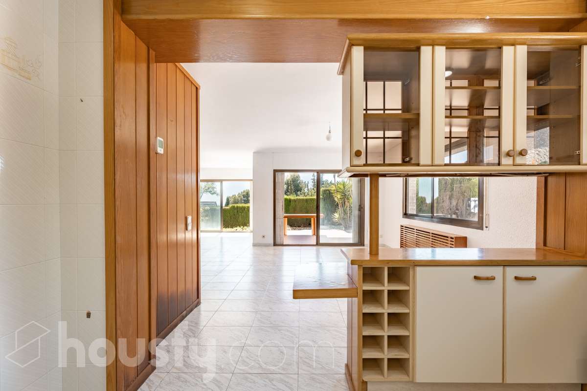 Housfy vende 🏡 casa esquinera en Creixell; dispone de 342,5m2 construidos según Nota Simple del Registro de la Propiedad (280m2 útiles) en una parcela de 678m2. En Catastro constan 270m2 construidos (verificados con la Dirección General de Catastro). Construida en el año: 1987, la vivienda es una delicia de luz natural y amplitud. Ubicada en la urbanización de La Coma, nos enamorarán las vistas al mar junto con otros elementos privilegiados. Así, la zona de piscina y barbacoa es ideal para familia y amigos. Nos acompañará un espléndido jardín en una zona muy tranquila y bien comunicada. En el interior y como puntos diferenciales, encontraremos una estética sala de billar, una encantadora bodega y una sala para gimnasio con posibilidad de sauna. Esta calidad de vida la tiene al alcance de la mano. Distribución de estancias -Salón-comedor -3 Dormitorios -4 Baños -Cocina equipada -Bodega -Sala de billar con bar -Sala de gimnasio Características específicas -Cédula de habitabilidad -Aire acondicionado -Trastero -Terraza -Piscina privada -Jardín privado -Zona de barbacoa -1 Plaza de garaje cerrado + dos en exterior Zona y entorno Respecto a la ubicación, se sitúa en Creixell, municipio de Tarragona. Esta propiedad se encuentra cerca de colegios, supermercados y farmacias. Aviso legal El precio de venta no incluye gastos de la compraventa como notaría, registro, impuestos, ni tampoco honorarios agencia. Esta publicación no es vinculante. Consulta siempre la nota simple con Housfy antes de formalizar la compraventa. Sobre nosotros Housfy es la plataforma integral de servicios inmobiliarios. Nuestra combinación de expertos y tecnología pone al alcance de todo el mundo servicios cómodos, claros y seguros. AICAT número: 7922. Nos encargamos de la gestión y asesoramiento de la compra. ¡Olvídate de todo! Hacemos los trámites por ti. Y, si además necesitas financiación, ponemos a tu disposición un bróker hipotecario para ayudarte a conseguir las mejores condiciones para tu perfil económico. ¿Quieres visitarla? Contacta con Housfy y agenda tu visita sin compromiso. Más información en: housfy.com Este anuncio contiene imágenes ilustrativas, con el objetivo de mostrar el potencial de la propiedad, y pueden diferir del resultado final.-17