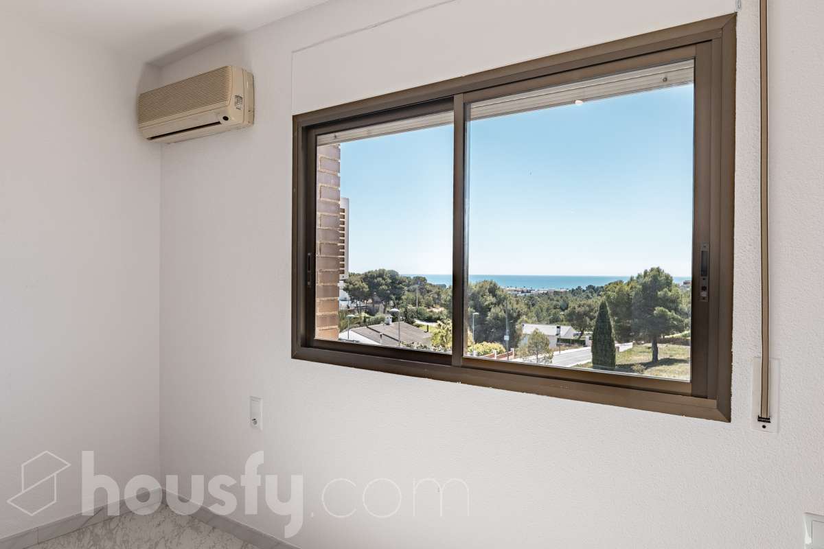 Housfy vende 🏡 casa esquinera en Creixell; dispone de 342,5m2 construidos según Nota Simple del Registro de la Propiedad (280m2 útiles) en una parcela de 678m2. En Catastro constan 270m2 construidos (verificados con la Dirección General de Catastro). Construida en el año: 1987, la vivienda es una delicia de luz natural y amplitud. Ubicada en la urbanización de La Coma, nos enamorarán las vistas al mar junto con otros elementos privilegiados. Así, la zona de piscina y barbacoa es ideal para familia y amigos. Nos acompañará un espléndido jardín en una zona muy tranquila y bien comunicada. En el interior y como puntos diferenciales, encontraremos una estética sala de billar, una encantadora bodega y una sala para gimnasio con posibilidad de sauna. Esta calidad de vida la tiene al alcance de la mano. Distribución de estancias -Salón-comedor -3 Dormitorios -4 Baños -Cocina equipada -Bodega -Sala de billar con bar -Sala de gimnasio Características específicas -Cédula de habitabilidad -Aire acondicionado -Trastero -Terraza -Piscina privada -Jardín privado -Zona de barbacoa -1 Plaza de garaje cerrado + dos en exterior Zona y entorno Respecto a la ubicación, se sitúa en Creixell, municipio de Tarragona. Esta propiedad se encuentra cerca de colegios, supermercados y farmacias. Aviso legal El precio de venta no incluye gastos de la compraventa como notaría, registro, impuestos, ni tampoco honorarios agencia. Esta publicación no es vinculante. Consulta siempre la nota simple con Housfy antes de formalizar la compraventa. Sobre nosotros Housfy es la plataforma integral de servicios inmobiliarios. Nuestra combinación de expertos y tecnología pone al alcance de todo el mundo servicios cómodos, claros y seguros. AICAT número: 7922. Nos encargamos de la gestión y asesoramiento de la compra. ¡Olvídate de todo! Hacemos los trámites por ti. Y, si además necesitas financiación, ponemos a tu disposición un bróker hipotecario para ayudarte a conseguir las mejores condiciones para tu perfil económico. ¿Quieres visitarla? Contacta con Housfy y agenda tu visita sin compromiso. Más información en: housfy.com Este anuncio contiene imágenes ilustrativas, con el objetivo de mostrar el potencial de la propiedad, y pueden diferir del resultado final.-25