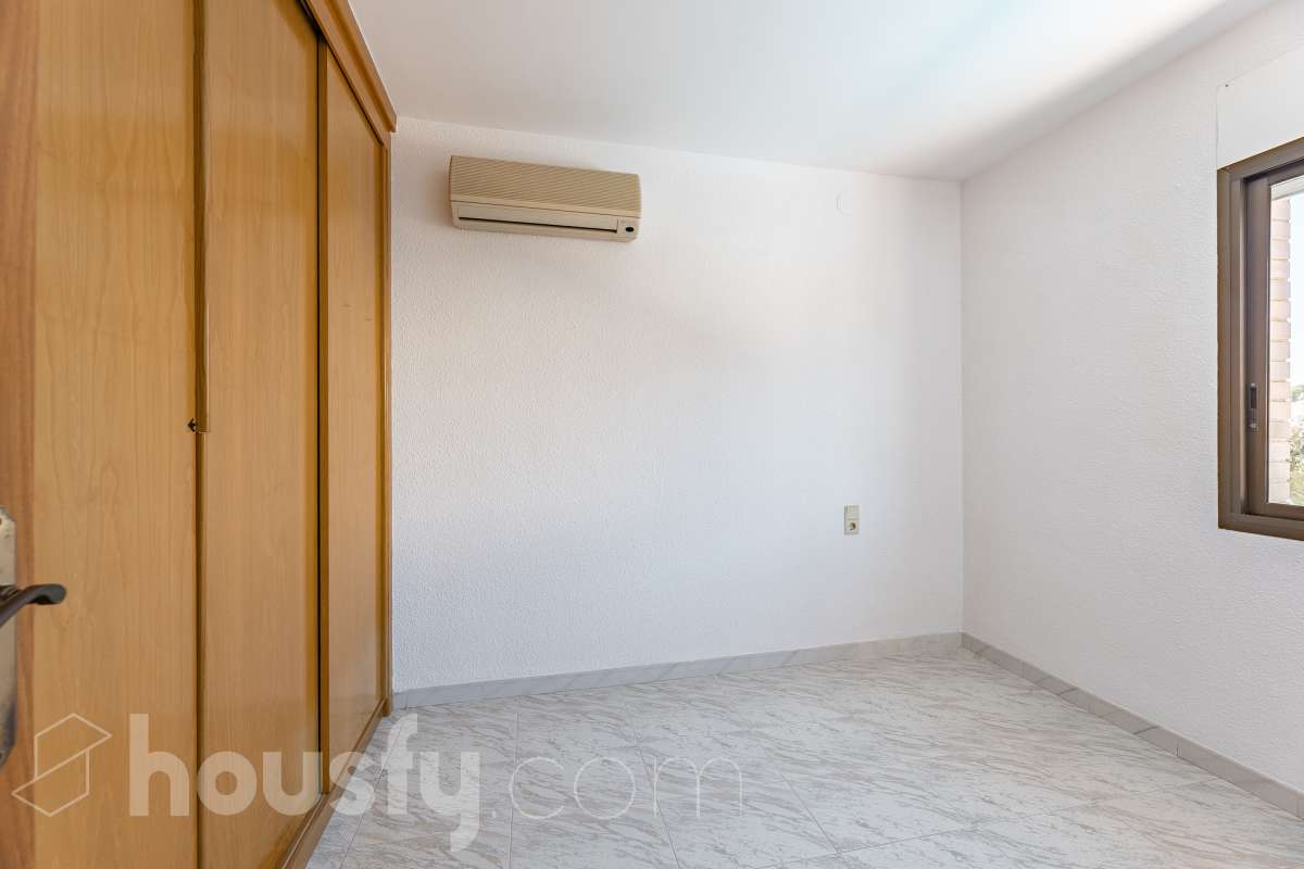 Housfy vende 🏡 casa esquinera en Creixell; dispone de 342,5m2 construidos según Nota Simple del Registro de la Propiedad (280m2 útiles) en una parcela de 678m2. En Catastro constan 270m2 construidos (verificados con la Dirección General de Catastro). Construida en el año: 1987, la vivienda es una delicia de luz natural y amplitud. Ubicada en la urbanización de La Coma, nos enamorarán las vistas al mar junto con otros elementos privilegiados. Así, la zona de piscina y barbacoa es ideal para familia y amigos. Nos acompañará un espléndido jardín en una zona muy tranquila y bien comunicada. En el interior y como puntos diferenciales, encontraremos una estética sala de billar, una encantadora bodega y una sala para gimnasio con posibilidad de sauna. Esta calidad de vida la tiene al alcance de la mano. Distribución de estancias -Salón-comedor -3 Dormitorios -4 Baños -Cocina equipada -Bodega -Sala de billar con bar -Sala de gimnasio Características específicas -Cédula de habitabilidad -Aire acondicionado -Trastero -Terraza -Piscina privada -Jardín privado -Zona de barbacoa -1 Plaza de garaje cerrado + dos en exterior Zona y entorno Respecto a la ubicación, se sitúa en Creixell, municipio de Tarragona. Esta propiedad se encuentra cerca de colegios, supermercados y farmacias. Aviso legal El precio de venta no incluye gastos de la compraventa como notaría, registro, impuestos, ni tampoco honorarios agencia. Esta publicación no es vinculante. Consulta siempre la nota simple con Housfy antes de formalizar la compraventa. Sobre nosotros Housfy es la plataforma integral de servicios inmobiliarios. Nuestra combinación de expertos y tecnología pone al alcance de todo el mundo servicios cómodos, claros y seguros. AICAT número: 7922. Nos encargamos de la gestión y asesoramiento de la compra. ¡Olvídate de todo! Hacemos los trámites por ti. Y, si además necesitas financiación, ponemos a tu disposición un bróker hipotecario para ayudarte a conseguir las mejores condiciones para tu perfil económico. ¿Quieres visitarla? Contacta con Housfy y agenda tu visita sin compromiso. Más información en: housfy.com Este anuncio contiene imágenes ilustrativas, con el objetivo de mostrar el potencial de la propiedad, y pueden diferir del resultado final.-26