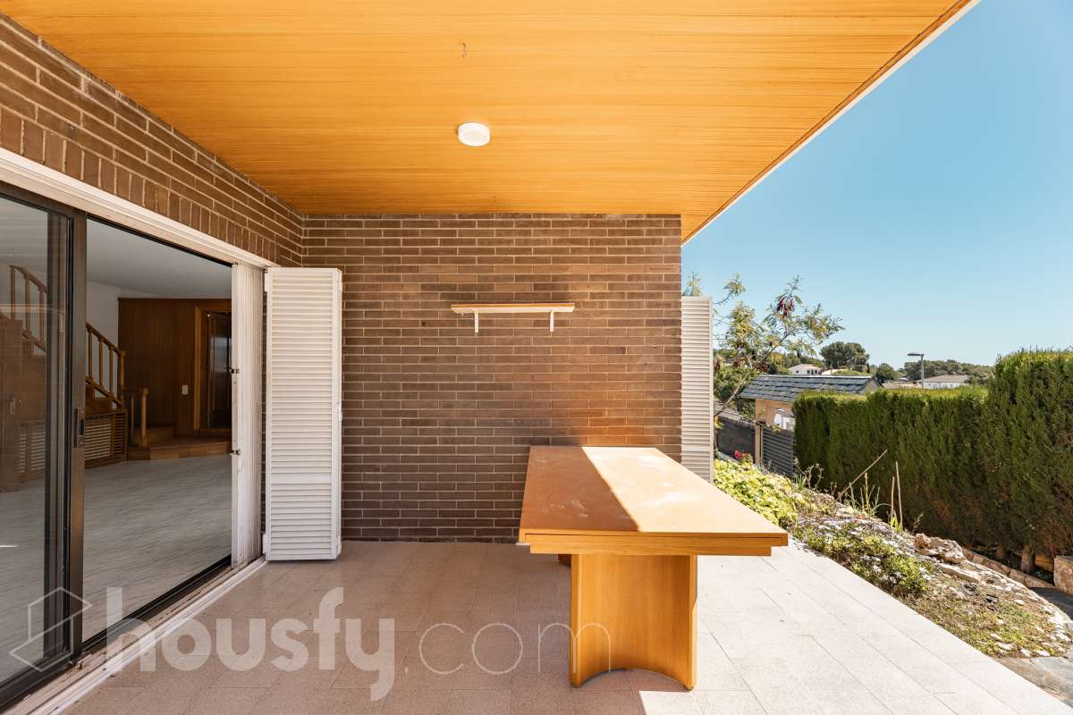 Housfy vende 🏡 casa esquinera en Creixell; dispone de 342,5m2 construidos según Nota Simple del Registro de la Propiedad (280m2 útiles) en una parcela de 678m2. En Catastro constan 270m2 construidos (verificados con la Dirección General de Catastro). Construida en el año: 1987, la vivienda es una delicia de luz natural y amplitud. Ubicada en la urbanización de La Coma, nos enamorarán las vistas al mar junto con otros elementos privilegiados. Así, la zona de piscina y barbacoa es ideal para familia y amigos. Nos acompañará un espléndido jardín en una zona muy tranquila y bien comunicada. En el interior y como puntos diferenciales, encontraremos una estética sala de billar, una encantadora bodega y una sala para gimnasio con posibilidad de sauna. Esta calidad de vida la tiene al alcance de la mano. Distribución de estancias -Salón-comedor -3 Dormitorios -4 Baños -Cocina equipada -Bodega -Sala de billar con bar -Sala de gimnasio Características específicas -Cédula de habitabilidad -Aire acondicionado -Trastero -Terraza -Piscina privada -Jardín privado -Zona de barbacoa -1 Plaza de garaje cerrado + dos en exterior Zona y entorno Respecto a la ubicación, se sitúa en Creixell, municipio de Tarragona. Esta propiedad se encuentra cerca de colegios, supermercados y farmacias. Aviso legal El precio de venta no incluye gastos de la compraventa como notaría, registro, impuestos, ni tampoco honorarios agencia. Esta publicación no es vinculante. Consulta siempre la nota simple con Housfy antes de formalizar la compraventa. Sobre nosotros Housfy es la plataforma integral de servicios inmobiliarios. Nuestra combinación de expertos y tecnología pone al alcance de todo el mundo servicios cómodos, claros y seguros. AICAT número: 7922. Nos encargamos de la gestión y asesoramiento de la compra. ¡Olvídate de todo! Hacemos los trámites por ti. Y, si además necesitas financiación, ponemos a tu disposición un bróker hipotecario para ayudarte a conseguir las mejores condiciones para tu perfil económico. ¿Quieres visitarla? Contacta con Housfy y agenda tu visita sin compromiso. Más información en: housfy.com Este anuncio contiene imágenes ilustrativas, con el objetivo de mostrar el potencial de la propiedad, y pueden diferir del resultado final.-46