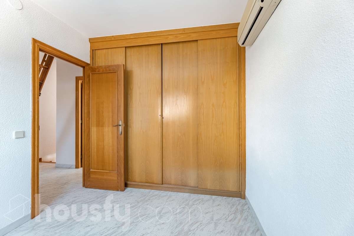Housfy vende 🏡 casa esquinera en Creixell; dispone de 342,5m2 construidos según Nota Simple del Registro de la Propiedad (280m2 útiles) en una parcela de 678m2. En Catastro constan 270m2 construidos (verificados con la Dirección General de Catastro). Construida en el año: 1987, la vivienda es una delicia de luz natural y amplitud. Ubicada en la urbanización de La Coma, nos enamorarán las vistas al mar junto con otros elementos privilegiados. Así, la zona de piscina y barbacoa es ideal para familia y amigos. Nos acompañará un espléndido jardín en una zona muy tranquila y bien comunicada. En el interior y como puntos diferenciales, encontraremos una estética sala de billar, una encantadora bodega y una sala para gimnasio con posibilidad de sauna. Esta calidad de vida la tiene al alcance de la mano. Distribución de estancias -Salón-comedor -3 Dormitorios -4 Baños -Cocina equipada -Bodega -Sala de billar con bar -Sala de gimnasio Características específicas -Cédula de habitabilidad -Aire acondicionado -Trastero -Terraza -Piscina privada -Jardín privado -Zona de barbacoa -1 Plaza de garaje cerrado + dos en exterior Zona y entorno Respecto a la ubicación, se sitúa en Creixell, municipio de Tarragona. Esta propiedad se encuentra cerca de colegios, supermercados y farmacias. Aviso legal El precio de venta no incluye gastos de la compraventa como notaría, registro, impuestos, ni tampoco honorarios agencia. Esta publicación no es vinculante. Consulta siempre la nota simple con Housfy antes de formalizar la compraventa. Sobre nosotros Housfy es la plataforma integral de servicios inmobiliarios. Nuestra combinación de expertos y tecnología pone al alcance de todo el mundo servicios cómodos, claros y seguros. AICAT número: 7922. Nos encargamos de la gestión y asesoramiento de la compra. ¡Olvídate de todo! Hacemos los trámites por ti. Y, si además necesitas financiación, ponemos a tu disposición un bróker hipotecario para ayudarte a conseguir las mejores condiciones para tu perfil económico. ¿Quieres visitarla? Contacta con Housfy y agenda tu visita sin compromiso. Más información en: housfy.com Este anuncio contiene imágenes ilustrativas, con el objetivo de mostrar el potencial de la propiedad, y pueden diferir del resultado final.-27