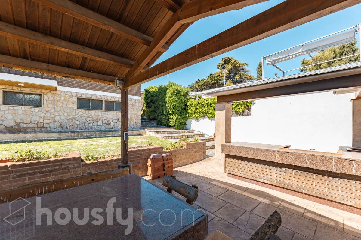 Housfy vende 🏡 casa esquinera en Creixell; dispone de 342,5m2 construidos según Nota Simple del Registro de la Propiedad (280m2 útiles) en una parcela de 678m2. En Catastro constan 270m2 construidos (verificados con la Dirección General de Catastro). Construida en el año: 1987, la vivienda es una delicia de luz natural y amplitud. Ubicada en la urbanización de La Coma, nos enamorarán las vistas al mar junto con otros elementos privilegiados. Así, la zona de piscina y barbacoa es ideal para familia y amigos. Nos acompañará un espléndido jardín en una zona muy tranquila y bien comunicada. En el interior y como puntos diferenciales, encontraremos una estética sala de billar, una encantadora bodega y una sala para gimnasio con posibilidad de sauna. Esta calidad de vida la tiene al alcance de la mano. Distribución de estancias -Salón-comedor -3 Dormitorios -4 Baños -Cocina equipada -Bodega -Sala de billar con bar -Sala de gimnasio Características específicas -Cédula de habitabilidad -Aire acondicionado -Trastero -Terraza -Piscina privada -Jardín privado -Zona de barbacoa -1 Plaza de garaje cerrado + dos en exterior Zona y entorno Respecto a la ubicación, se sitúa en Creixell, municipio de Tarragona. Esta propiedad se encuentra cerca de colegios, supermercados y farmacias. Aviso legal El precio de venta no incluye gastos de la compraventa como notaría, registro, impuestos, ni tampoco honorarios agencia. Esta publicación no es vinculante. Consulta siempre la nota simple con Housfy antes de formalizar la compraventa. Sobre nosotros Housfy es la plataforma integral de servicios inmobiliarios. Nuestra combinación de expertos y tecnología pone al alcance de todo el mundo servicios cómodos, claros y seguros. AICAT número: 7922. Nos encargamos de la gestión y asesoramiento de la compra. ¡Olvídate de todo! Hacemos los trámites por ti. Y, si además necesitas financiación, ponemos a tu disposición un bróker hipotecario para ayudarte a conseguir las mejores condiciones para tu perfil económico. ¿Quieres visitarla? Contacta con Housfy y agenda tu visita sin compromiso. Más información en: housfy.com Este anuncio contiene imágenes ilustrativas, con el objetivo de mostrar el potencial de la propiedad, y pueden diferir del resultado final.-50