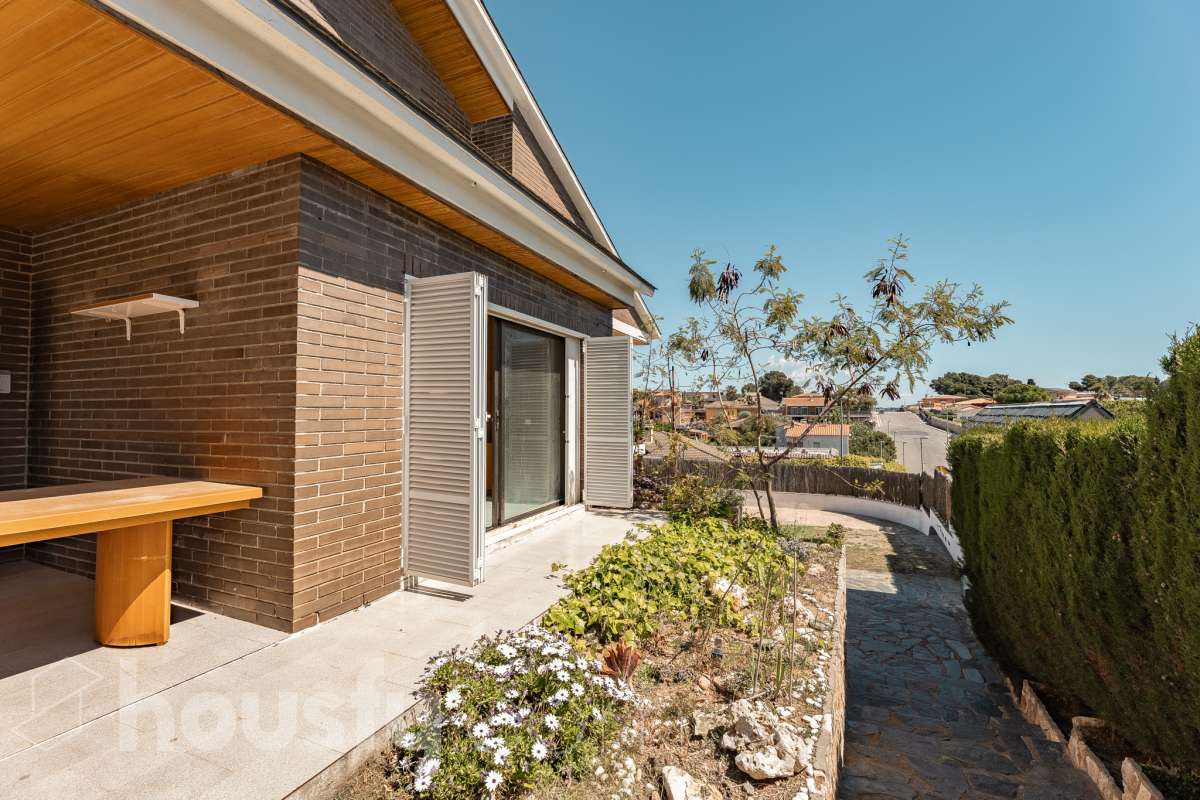 Housfy vende 🏡 casa esquinera en Creixell; dispone de 342,5m2 construidos según Nota Simple del Registro de la Propiedad (280m2 útiles) en una parcela de 678m2. En Catastro constan 270m2 construidos (verificados con la Dirección General de Catastro). Construida en el año: 1987, la vivienda es una delicia de luz natural y amplitud. Ubicada en la urbanización de La Coma, nos enamorarán las vistas al mar junto con otros elementos privilegiados. Así, la zona de piscina y barbacoa es ideal para familia y amigos. Nos acompañará un espléndido jardín en una zona muy tranquila y bien comunicada. En el interior y como puntos diferenciales, encontraremos una estética sala de billar, una encantadora bodega y una sala para gimnasio con posibilidad de sauna. Esta calidad de vida la tiene al alcance de la mano. Distribución de estancias -Salón-comedor -3 Dormitorios -4 Baños -Cocina equipada -Bodega -Sala de billar con bar -Sala de gimnasio Características específicas -Cédula de habitabilidad -Aire acondicionado -Trastero -Terraza -Piscina privada -Jardín privado -Zona de barbacoa -1 Plaza de garaje cerrado + dos en exterior Zona y entorno Respecto a la ubicación, se sitúa en Creixell, municipio de Tarragona. Esta propiedad se encuentra cerca de colegios, supermercados y farmacias. Aviso legal El precio de venta no incluye gastos de la compraventa como notaría, registro, impuestos, ni tampoco honorarios agencia. Esta publicación no es vinculante. Consulta siempre la nota simple con Housfy antes de formalizar la compraventa. Sobre nosotros Housfy es la plataforma integral de servicios inmobiliarios. Nuestra combinación de expertos y tecnología pone al alcance de todo el mundo servicios cómodos, claros y seguros. AICAT número: 7922. Nos encargamos de la gestión y asesoramiento de la compra. ¡Olvídate de todo! Hacemos los trámites por ti. Y, si además necesitas financiación, ponemos a tu disposición un bróker hipotecario para ayudarte a conseguir las mejores condiciones para tu perfil económico. ¿Quieres visitarla? Contacta con Housfy y agenda tu visita sin compromiso. Más información en: housfy.com Este anuncio contiene imágenes ilustrativas, con el objetivo de mostrar el potencial de la propiedad, y pueden diferir del resultado final.-44