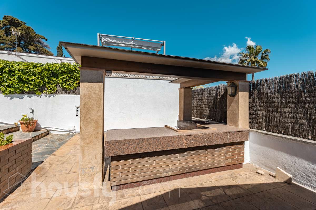 Housfy vende 🏡 casa esquinera en Creixell; dispone de 342,5m2 construidos según Nota Simple del Registro de la Propiedad (280m2 útiles) en una parcela de 678m2. En Catastro constan 270m2 construidos (verificados con la Dirección General de Catastro). Construida en el año: 1987, la vivienda es una delicia de luz natural y amplitud. Ubicada en la urbanización de La Coma, nos enamorarán las vistas al mar junto con otros elementos privilegiados. Así, la zona de piscina y barbacoa es ideal para familia y amigos. Nos acompañará un espléndido jardín en una zona muy tranquila y bien comunicada. En el interior y como puntos diferenciales, encontraremos una estética sala de billar, una encantadora bodega y una sala para gimnasio con posibilidad de sauna. Esta calidad de vida la tiene al alcance de la mano. Distribución de estancias -Salón-comedor -3 Dormitorios -4 Baños -Cocina equipada -Bodega -Sala de billar con bar -Sala de gimnasio Características específicas -Cédula de habitabilidad -Aire acondicionado -Trastero -Terraza -Piscina privada -Jardín privado -Zona de barbacoa -1 Plaza de garaje cerrado + dos en exterior Zona y entorno Respecto a la ubicación, se sitúa en Creixell, municipio de Tarragona. Esta propiedad se encuentra cerca de colegios, supermercados y farmacias. Aviso legal El precio de venta no incluye gastos de la compraventa como notaría, registro, impuestos, ni tampoco honorarios agencia. Esta publicación no es vinculante. Consulta siempre la nota simple con Housfy antes de formalizar la compraventa. Sobre nosotros Housfy es la plataforma integral de servicios inmobiliarios. Nuestra combinación de expertos y tecnología pone al alcance de todo el mundo servicios cómodos, claros y seguros. AICAT número: 7922. Nos encargamos de la gestión y asesoramiento de la compra. ¡Olvídate de todo! Hacemos los trámites por ti. Y, si además necesitas financiación, ponemos a tu disposición un bróker hipotecario para ayudarte a conseguir las mejores condiciones para tu perfil económico. ¿Quieres visitarla? Contacta con Housfy y agenda tu visita sin compromiso. Más información en: housfy.com Este anuncio contiene imágenes ilustrativas, con el objetivo de mostrar el potencial de la propiedad, y pueden diferir del resultado final.-51