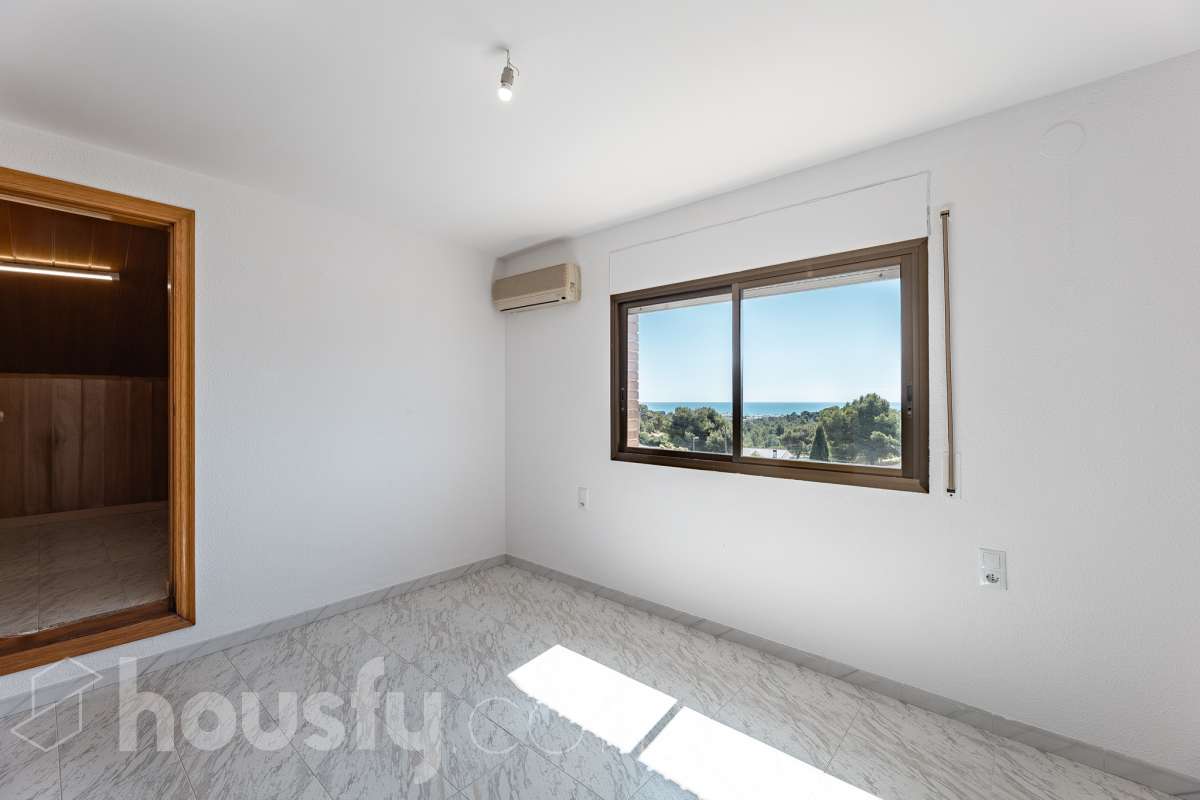 Housfy vende 🏡 casa esquinera en Creixell; dispone de 342,5m2 construidos según Nota Simple del Registro de la Propiedad (280m2 útiles) en una parcela de 678m2. En Catastro constan 270m2 construidos (verificados con la Dirección General de Catastro). Construida en el año: 1987, la vivienda es una delicia de luz natural y amplitud. Ubicada en la urbanización de La Coma, nos enamorarán las vistas al mar junto con otros elementos privilegiados. Así, la zona de piscina y barbacoa es ideal para familia y amigos. Nos acompañará un espléndido jardín en una zona muy tranquila y bien comunicada. En el interior y como puntos diferenciales, encontraremos una estética sala de billar, una encantadora bodega y una sala para gimnasio con posibilidad de sauna. Esta calidad de vida la tiene al alcance de la mano. Distribución de estancias -Salón-comedor -3 Dormitorios -4 Baños -Cocina equipada -Bodega -Sala de billar con bar -Sala de gimnasio Características específicas -Cédula de habitabilidad -Aire acondicionado -Trastero -Terraza -Piscina privada -Jardín privado -Zona de barbacoa -1 Plaza de garaje cerrado + dos en exterior Zona y entorno Respecto a la ubicación, se sitúa en Creixell, municipio de Tarragona. Esta propiedad se encuentra cerca de colegios, supermercados y farmacias. Aviso legal El precio de venta no incluye gastos de la compraventa como notaría, registro, impuestos, ni tampoco honorarios agencia. Esta publicación no es vinculante. Consulta siempre la nota simple con Housfy antes de formalizar la compraventa. Sobre nosotros Housfy es la plataforma integral de servicios inmobiliarios. Nuestra combinación de expertos y tecnología pone al alcance de todo el mundo servicios cómodos, claros y seguros. AICAT número: 7922. Nos encargamos de la gestión y asesoramiento de la compra. ¡Olvídate de todo! Hacemos los trámites por ti. Y, si además necesitas financiación, ponemos a tu disposición un bróker hipotecario para ayudarte a conseguir las mejores condiciones para tu perfil económico. ¿Quieres visitarla? Contacta con Housfy y agenda tu visita sin compromiso. Más información en: housfy.com Este anuncio contiene imágenes ilustrativas, con el objetivo de mostrar el potencial de la propiedad, y pueden diferir del resultado final.-19