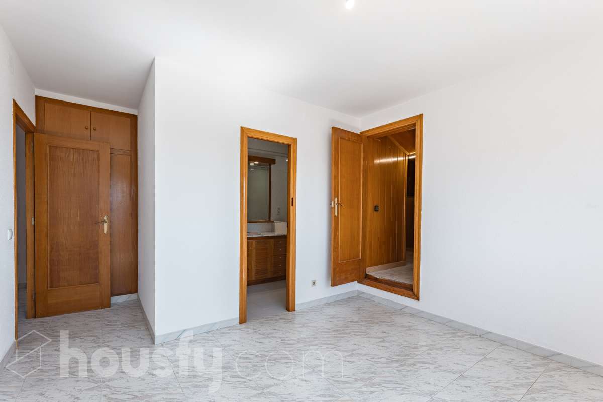 Housfy vende 🏡 casa esquinera en Creixell; dispone de 342,5m2 construidos según Nota Simple del Registro de la Propiedad (280m2 útiles) en una parcela de 678m2. En Catastro constan 270m2 construidos (verificados con la Dirección General de Catastro). Construida en el año: 1987, la vivienda es una delicia de luz natural y amplitud. Ubicada en la urbanización de La Coma, nos enamorarán las vistas al mar junto con otros elementos privilegiados. Así, la zona de piscina y barbacoa es ideal para familia y amigos. Nos acompañará un espléndido jardín en una zona muy tranquila y bien comunicada. En el interior y como puntos diferenciales, encontraremos una estética sala de billar, una encantadora bodega y una sala para gimnasio con posibilidad de sauna. Esta calidad de vida la tiene al alcance de la mano. Distribución de estancias -Salón-comedor -3 Dormitorios -4 Baños -Cocina equipada -Bodega -Sala de billar con bar -Sala de gimnasio Características específicas -Cédula de habitabilidad -Aire acondicionado -Trastero -Terraza -Piscina privada -Jardín privado -Zona de barbacoa -1 Plaza de garaje cerrado + dos en exterior Zona y entorno Respecto a la ubicación, se sitúa en Creixell, municipio de Tarragona. Esta propiedad se encuentra cerca de colegios, supermercados y farmacias. Aviso legal El precio de venta no incluye gastos de la compraventa como notaría, registro, impuestos, ni tampoco honorarios agencia. Esta publicación no es vinculante. Consulta siempre la nota simple con Housfy antes de formalizar la compraventa. Sobre nosotros Housfy es la plataforma integral de servicios inmobiliarios. Nuestra combinación de expertos y tecnología pone al alcance de todo el mundo servicios cómodos, claros y seguros. AICAT número: 7922. Nos encargamos de la gestión y asesoramiento de la compra. ¡Olvídate de todo! Hacemos los trámites por ti. Y, si además necesitas financiación, ponemos a tu disposición un bróker hipotecario para ayudarte a conseguir las mejores condiciones para tu perfil económico. ¿Quieres visitarla? Contacta con Housfy y agenda tu visita sin compromiso. Más información en: housfy.com Este anuncio contiene imágenes ilustrativas, con el objetivo de mostrar el potencial de la propiedad, y pueden diferir del resultado final.-21