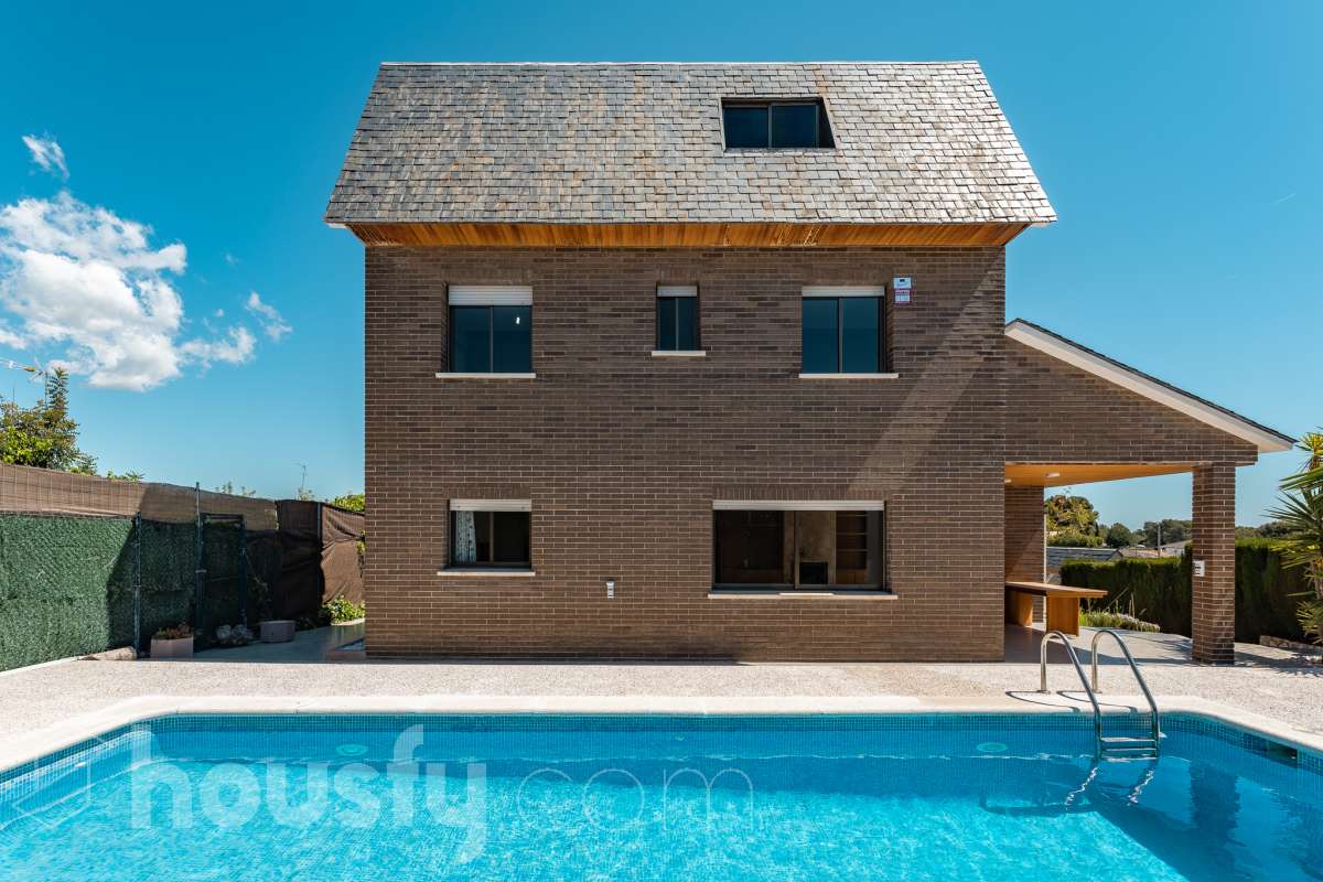 Housfy vende 🏡 casa esquinera en Creixell; dispone de 342,5m2 construidos según Nota Simple del Registro de la Propiedad (280m2 útiles) en una parcela de 678m2. En Catastro constan 270m2 construidos (verificados con la Dirección General de Catastro). Construida en el año: 1987, la vivienda es una delicia de luz natural y amplitud. Ubicada en la urbanización de La Coma, nos enamorarán las vistas al mar junto con otros elementos privilegiados. Así, la zona de piscina y barbacoa es ideal para familia y amigos. Nos acompañará un espléndido jardín en una zona muy tranquila y bien comunicada. En el interior y como puntos diferenciales, encontraremos una estética sala de billar, una encantadora bodega y una sala para gimnasio con posibilidad de sauna. Esta calidad de vida la tiene al alcance de la mano. Distribución de estancias -Salón-comedor -3 Dormitorios -4 Baños -Cocina equipada -Bodega -Sala de billar con bar -Sala de gimnasio Características específicas -Cédula de habitabilidad -Aire acondicionado -Trastero -Terraza -Piscina privada -Jardín privado -Zona de barbacoa -1 Plaza de garaje cerrado + dos en exterior Zona y entorno Respecto a la ubicación, se sitúa en Creixell, municipio de Tarragona. Esta propiedad se encuentra cerca de colegios, supermercados y farmacias. Aviso legal El precio de venta no incluye gastos de la compraventa como notaría, registro, impuestos, ni tampoco honorarios agencia. Esta publicación no es vinculante. Consulta siempre la nota simple con Housfy antes de formalizar la compraventa. Sobre nosotros Housfy es la plataforma integral de servicios inmobiliarios. Nuestra combinación de expertos y tecnología pone al alcance de todo el mundo servicios cómodos, claros y seguros. AICAT número: 7922. Nos encargamos de la gestión y asesoramiento de la compra. ¡Olvídate de todo! Hacemos los trámites por ti. Y, si además necesitas financiación, ponemos a tu disposición un bróker hipotecario para ayudarte a conseguir las mejores condiciones para tu perfil económico. ¿Quieres visitarla? Contacta con Housfy y agenda tu visita sin compromiso. Más información en: housfy.com Este anuncio contiene imágenes ilustrativas, con el objetivo de mostrar el potencial de la propiedad, y pueden diferir del resultado final.-43