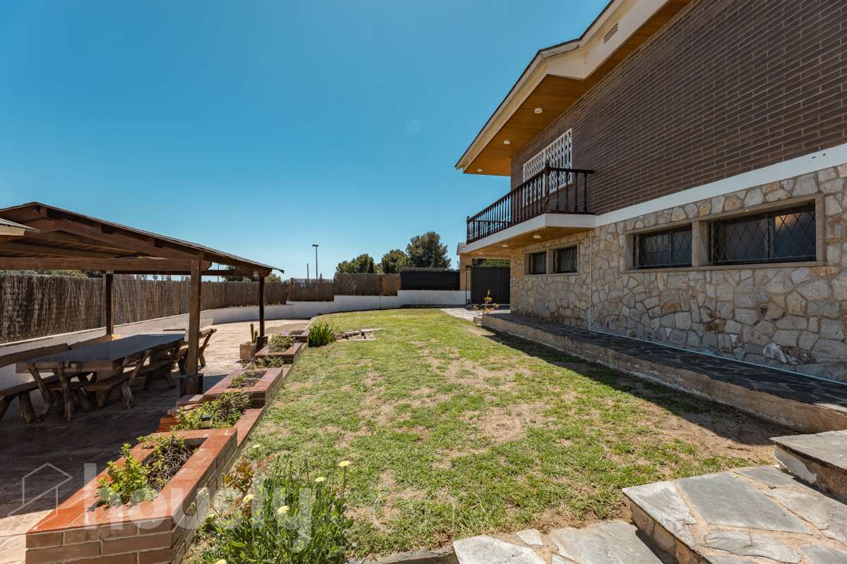 Housfy vende 🏡 casa esquinera en Creixell; dispone de 342,5m2 construidos según Nota Simple del Registro de la Propiedad (280m2 útiles) en una parcela de 678m2. En Catastro constan 270m2 construidos (verificados con la Dirección General de Catastro). Construida en el año: 1987, la vivienda es una delicia de luz natural y amplitud. Ubicada en la urbanización de La Coma, nos enamorarán las vistas al mar junto con otros elementos privilegiados. Así, la zona de piscina y barbacoa es ideal para familia y amigos. Nos acompañará un espléndido jardín en una zona muy tranquila y bien comunicada. En el interior y como puntos diferenciales, encontraremos una estética sala de billar, una encantadora bodega y una sala para gimnasio con posibilidad de sauna. Esta calidad de vida la tiene al alcance de la mano. Distribución de estancias -Salón-comedor -3 Dormitorios -4 Baños -Cocina equipada -Bodega -Sala de billar con bar -Sala de gimnasio Características específicas -Cédula de habitabilidad -Aire acondicionado -Trastero -Terraza -Piscina privada -Jardín privado -Zona de barbacoa -1 Plaza de garaje cerrado + dos en exterior Zona y entorno Respecto a la ubicación, se sitúa en Creixell, municipio de Tarragona. Esta propiedad se encuentra cerca de colegios, supermercados y farmacias. Aviso legal El precio de venta no incluye gastos de la compraventa como notaría, registro, impuestos, ni tampoco honorarios agencia. Esta publicación no es vinculante. Consulta siempre la nota simple con Housfy antes de formalizar la compraventa. Sobre nosotros Housfy es la plataforma integral de servicios inmobiliarios. Nuestra combinación de expertos y tecnología pone al alcance de todo el mundo servicios cómodos, claros y seguros. AICAT número: 7922. Nos encargamos de la gestión y asesoramiento de la compra. ¡Olvídate de todo! Hacemos los trámites por ti. Y, si además necesitas financiación, ponemos a tu disposición un bróker hipotecario para ayudarte a conseguir las mejores condiciones para tu perfil económico. ¿Quieres visitarla? Contacta con Housfy y agenda tu visita sin compromiso. Más información en: housfy.com Este anuncio contiene imágenes ilustrativas, con el objetivo de mostrar el potencial de la propiedad, y pueden diferir del resultado final.-45