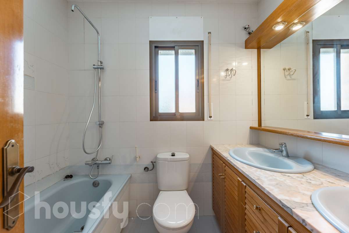 Housfy vende 🏡 casa esquinera en Creixell; dispone de 342,5m2 construidos según Nota Simple del Registro de la Propiedad (280m2 útiles) en una parcela de 678m2. En Catastro constan 270m2 construidos (verificados con la Dirección General de Catastro). Construida en el año: 1987, la vivienda es una delicia de luz natural y amplitud. Ubicada en la urbanización de La Coma, nos enamorarán las vistas al mar junto con otros elementos privilegiados. Así, la zona de piscina y barbacoa es ideal para familia y amigos. Nos acompañará un espléndido jardín en una zona muy tranquila y bien comunicada. En el interior y como puntos diferenciales, encontraremos una estética sala de billar, una encantadora bodega y una sala para gimnasio con posibilidad de sauna. Esta calidad de vida la tiene al alcance de la mano. Distribución de estancias -Salón-comedor -3 Dormitorios -4 Baños -Cocina equipada -Bodega -Sala de billar con bar -Sala de gimnasio Características específicas -Cédula de habitabilidad -Aire acondicionado -Trastero -Terraza -Piscina privada -Jardín privado -Zona de barbacoa -1 Plaza de garaje cerrado + dos en exterior Zona y entorno Respecto a la ubicación, se sitúa en Creixell, municipio de Tarragona. Esta propiedad se encuentra cerca de colegios, supermercados y farmacias. Aviso legal El precio de venta no incluye gastos de la compraventa como notaría, registro, impuestos, ni tampoco honorarios agencia. Esta publicación no es vinculante. Consulta siempre la nota simple con Housfy antes de formalizar la compraventa. Sobre nosotros Housfy es la plataforma integral de servicios inmobiliarios. Nuestra combinación de expertos y tecnología pone al alcance de todo el mundo servicios cómodos, claros y seguros. AICAT número: 7922. Nos encargamos de la gestión y asesoramiento de la compra. ¡Olvídate de todo! Hacemos los trámites por ti. Y, si además necesitas financiación, ponemos a tu disposición un bróker hipotecario para ayudarte a conseguir las mejores condiciones para tu perfil económico. ¿Quieres visitarla? Contacta con Housfy y agenda tu visita sin compromiso. Más información en: housfy.com Este anuncio contiene imágenes ilustrativas, con el objetivo de mostrar el potencial de la propiedad, y pueden diferir del resultado final.-29