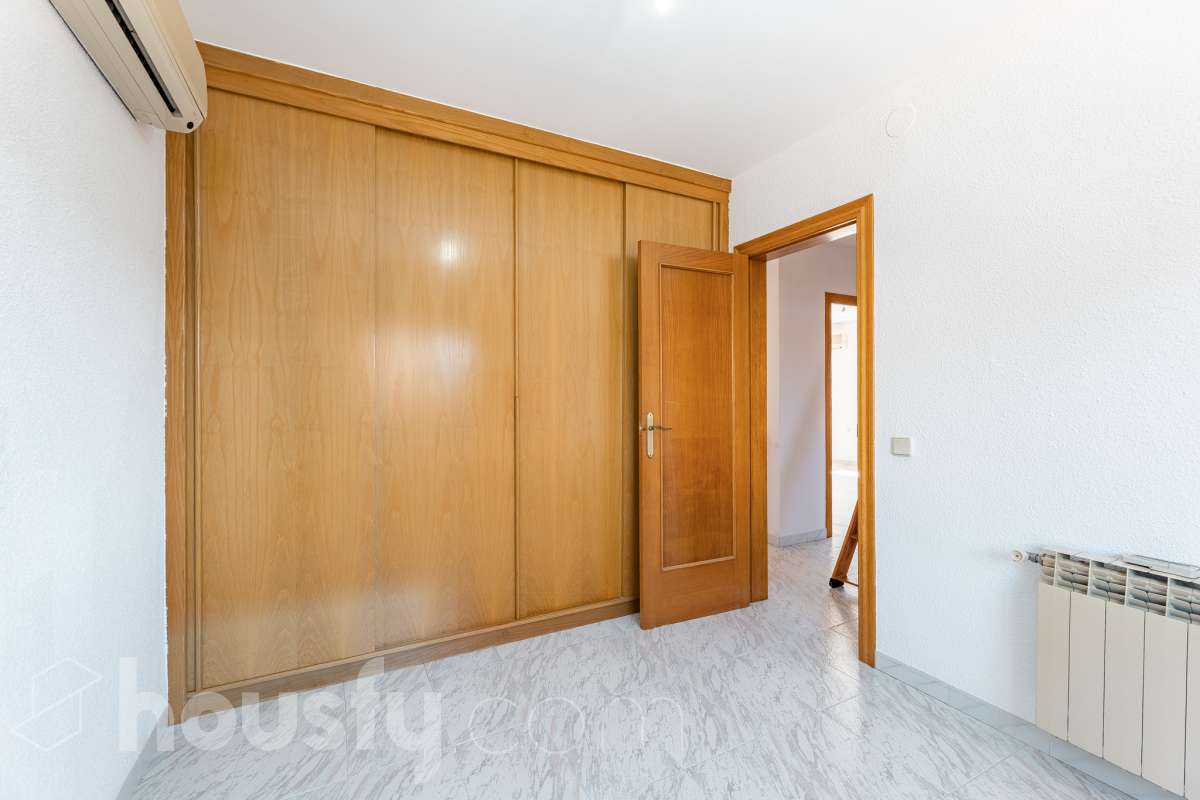 Housfy vende 🏡 casa esquinera en Creixell; dispone de 342,5m2 construidos según Nota Simple del Registro de la Propiedad (280m2 útiles) en una parcela de 678m2. En Catastro constan 270m2 construidos (verificados con la Dirección General de Catastro). Construida en el año: 1987, la vivienda es una delicia de luz natural y amplitud. Ubicada en la urbanización de La Coma, nos enamorarán las vistas al mar junto con otros elementos privilegiados. Así, la zona de piscina y barbacoa es ideal para familia y amigos. Nos acompañará un espléndido jardín en una zona muy tranquila y bien comunicada. En el interior y como puntos diferenciales, encontraremos una estética sala de billar, una encantadora bodega y una sala para gimnasio con posibilidad de sauna. Esta calidad de vida la tiene al alcance de la mano. Distribución de estancias -Salón-comedor -3 Dormitorios -4 Baños -Cocina equipada -Bodega -Sala de billar con bar -Sala de gimnasio Características específicas -Cédula de habitabilidad -Aire acondicionado -Trastero -Terraza -Piscina privada -Jardín privado -Zona de barbacoa -1 Plaza de garaje cerrado + dos en exterior Zona y entorno Respecto a la ubicación, se sitúa en Creixell, municipio de Tarragona. Esta propiedad se encuentra cerca de colegios, supermercados y farmacias. Aviso legal El precio de venta no incluye gastos de la compraventa como notaría, registro, impuestos, ni tampoco honorarios agencia. Esta publicación no es vinculante. Consulta siempre la nota simple con Housfy antes de formalizar la compraventa. Sobre nosotros Housfy es la plataforma integral de servicios inmobiliarios. Nuestra combinación de expertos y tecnología pone al alcance de todo el mundo servicios cómodos, claros y seguros. AICAT número: 7922. Nos encargamos de la gestión y asesoramiento de la compra. ¡Olvídate de todo! Hacemos los trámites por ti. Y, si además necesitas financiación, ponemos a tu disposición un bróker hipotecario para ayudarte a conseguir las mejores condiciones para tu perfil económico. ¿Quieres visitarla? Contacta con Housfy y agenda tu visita sin compromiso. Más información en: housfy.com Este anuncio contiene imágenes ilustrativas, con el objetivo de mostrar el potencial de la propiedad, y pueden diferir del resultado final.-28