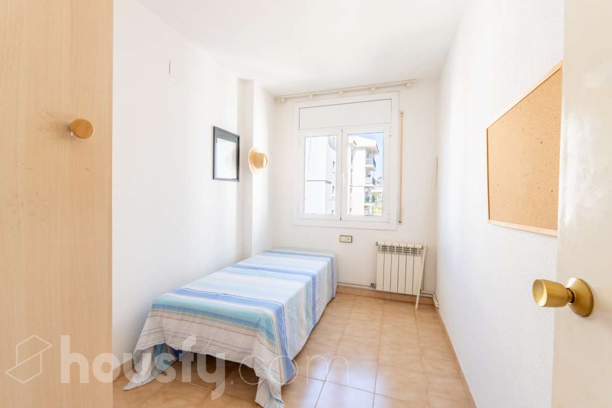 Housfy vende 🏡 luminoso piso ubicado en Sitges, más que un piso, esta propiedad es la puerta de entrada a un estilo de vida, relajado y lleno de encanto. Situada en uno de los rincones más deseados de la costa catalana, esta vivienda ofrece todo lo que el comprador exigente anhela. Dispone de 89 m2 útiles (verificados con la Dirección General de Catastro). Construido en el año: 1990. Distribución de estancias -Salón-comedor -4 Dormitorios -2 Baños -Cocina equipada Características específicas -Cédula de habitabilidad -Ascensor -Armarios empotrados -Suite con baño -Trastero -Amueblado -Calefacción -Electrodomésticos -Gres/cerámica -Terraza -Vistas a la ciudad -Lavadero Zona y entorno Respecto a la ubicación, se sitúa en Sitges, municipio de Barcelona. Esta propiedad se encuentra cerca de transporte público, colegios, supermercados y farmacias. Aviso legal El precio de venta no incluye gastos de la compraventa como notaría, registro, impuestos, ni tampoco honorarios agencia. Esta publicación no es vinculante. Consulta siempre la nota simple con Housfy antes de formalizar la compraventa. Sobre nosotros Housfy es la plataforma integral de servicios inmobiliarios. Nuestra combinación de expertos y tecnología pone al alcance de todo el mundo servicios cómodos, claros y seguros. AICAT número: 7922. Nos encargamos de la gestión y asesoramiento de la compra. ¡Olvídate de todo! Hacemos los trámites por ti. Y, si además necesitas financiación, ponemos a tu disposición un bróker hipotecario para ayudarte a conseguir las mejores condiciones para tu perfil económico. ¿Quieres visitarla? Contacta con Housfy y agenda tu visita sin compromiso. Más información en: housfy.com-10