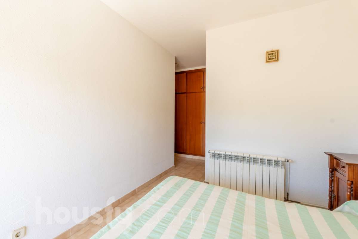 Housfy vende 🏡 luminoso piso ubicado en Sitges, más que un piso, esta propiedad es la puerta de entrada a un estilo de vida, relajado y lleno de encanto. Situada en uno de los rincones más deseados de la costa catalana, esta vivienda ofrece todo lo que el comprador exigente anhela. Dispone de 89 m2 útiles (verificados con la Dirección General de Catastro). Construido en el año: 1990. Distribución de estancias -Salón-comedor -4 Dormitorios -2 Baños -Cocina equipada Características específicas -Cédula de habitabilidad -Ascensor -Armarios empotrados -Suite con baño -Trastero -Amueblado -Calefacción -Electrodomésticos -Gres/cerámica -Terraza -Vistas a la ciudad -Lavadero Zona y entorno Respecto a la ubicación, se sitúa en Sitges, municipio de Barcelona. Esta propiedad se encuentra cerca de transporte público, colegios, supermercados y farmacias. Aviso legal El precio de venta no incluye gastos de la compraventa como notaría, registro, impuestos, ni tampoco honorarios agencia. Esta publicación no es vinculante. Consulta siempre la nota simple con Housfy antes de formalizar la compraventa. Sobre nosotros Housfy es la plataforma integral de servicios inmobiliarios. Nuestra combinación de expertos y tecnología pone al alcance de todo el mundo servicios cómodos, claros y seguros. AICAT número: 7922. Nos encargamos de la gestión y asesoramiento de la compra. ¡Olvídate de todo! Hacemos los trámites por ti. Y, si además necesitas financiación, ponemos a tu disposición un bróker hipotecario para ayudarte a conseguir las mejores condiciones para tu perfil económico. ¿Quieres visitarla? Contacta con Housfy y agenda tu visita sin compromiso. Más información en: housfy.com-8