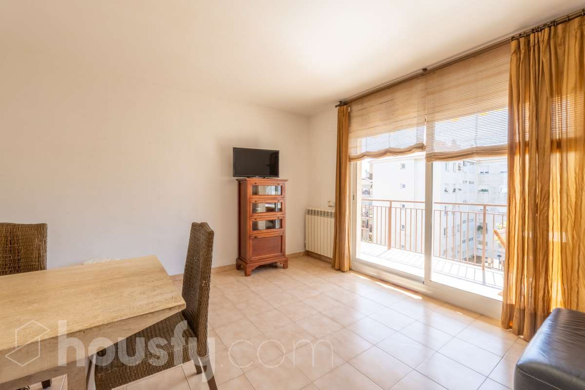 Housfy vende 🏡 luminoso piso ubicado en Sitges, más que un piso, esta propiedad es la puerta de entrada a un estilo de vida, relajado y lleno de encanto. Situada en uno de los rincones más deseados de la costa catalana, esta vivienda ofrece todo lo que el comprador exigente anhela. Dispone de 89 m2 útiles (verificados con la Dirección General de Catastro). Construido en el año: 1990. Distribución de estancias -Salón-comedor -4 Dormitorios -2 Baños -Cocina equipada Características específicas -Cédula de habitabilidad -Ascensor -Armarios empotrados -Suite con baño -Trastero -Amueblado -Calefacción -Electrodomésticos -Gres/cerámica -Terraza -Vistas a la ciudad -Lavadero Zona y entorno Respecto a la ubicación, se sitúa en Sitges, municipio de Barcelona. Esta propiedad se encuentra cerca de transporte público, colegios, supermercados y farmacias. Aviso legal El precio de venta no incluye gastos de la compraventa como notaría, registro, impuestos, ni tampoco honorarios agencia. Esta publicación no es vinculante. Consulta siempre la nota simple con Housfy antes de formalizar la compraventa. Sobre nosotros Housfy es la plataforma integral de servicios inmobiliarios. Nuestra combinación de expertos y tecnología pone al alcance de todo el mundo servicios cómodos, claros y seguros. AICAT número: 7922. Nos encargamos de la gestión y asesoramiento de la compra. ¡Olvídate de todo! Hacemos los trámites por ti. Y, si además necesitas financiación, ponemos a tu disposición un bróker hipotecario para ayudarte a conseguir las mejores condiciones para tu perfil económico. ¿Quieres visitarla? Contacta con Housfy y agenda tu visita sin compromiso. Más información en: housfy.com-5