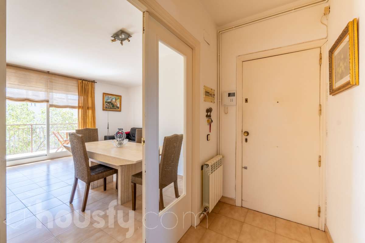Housfy vende 🏡 luminoso piso ubicado en Sitges, más que un piso, esta propiedad es la puerta de entrada a un estilo de vida, relajado y lleno de encanto. Situada en uno de los rincones más deseados de la costa catalana, esta vivienda ofrece todo lo que el comprador exigente anhela. Dispone de 89 m2 útiles (verificados con la Dirección General de Catastro). Construido en el año: 1990. Distribución de estancias -Salón-comedor -4 Dormitorios -2 Baños -Cocina equipada Características específicas -Cédula de habitabilidad -Ascensor -Armarios empotrados -Suite con baño -Trastero -Amueblado -Calefacción -Electrodomésticos -Gres/cerámica -Terraza -Vistas a la ciudad -Lavadero Zona y entorno Respecto a la ubicación, se sitúa en Sitges, municipio de Barcelona. Esta propiedad se encuentra cerca de transporte público, colegios, supermercados y farmacias. Aviso legal El precio de venta no incluye gastos de la compraventa como notaría, registro, impuestos, ni tampoco honorarios agencia. Esta publicación no es vinculante. Consulta siempre la nota simple con Housfy antes de formalizar la compraventa. Sobre nosotros Housfy es la plataforma integral de servicios inmobiliarios. Nuestra combinación de expertos y tecnología pone al alcance de todo el mundo servicios cómodos, claros y seguros. AICAT número: 7922. Nos encargamos de la gestión y asesoramiento de la compra. ¡Olvídate de todo! Hacemos los trámites por ti. Y, si además necesitas financiación, ponemos a tu disposición un bróker hipotecario para ayudarte a conseguir las mejores condiciones para tu perfil económico. ¿Quieres visitarla? Contacta con Housfy y agenda tu visita sin compromiso. Más información en: housfy.com-24