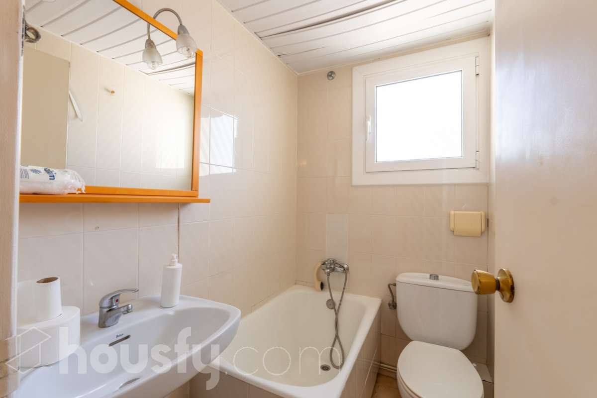 Housfy vende 🏡 luminoso piso ubicado en Sitges, más que un piso, esta propiedad es la puerta de entrada a un estilo de vida, relajado y lleno de encanto. Situada en uno de los rincones más deseados de la costa catalana, esta vivienda ofrece todo lo que el comprador exigente anhela. Dispone de 89 m2 útiles (verificados con la Dirección General de Catastro). Construido en el año: 1990. Distribución de estancias -Salón-comedor -4 Dormitorios -2 Baños -Cocina equipada Características específicas -Cédula de habitabilidad -Ascensor -Armarios empotrados -Suite con baño -Trastero -Amueblado -Calefacción -Electrodomésticos -Gres/cerámica -Terraza -Vistas a la ciudad -Lavadero Zona y entorno Respecto a la ubicación, se sitúa en Sitges, municipio de Barcelona. Esta propiedad se encuentra cerca de transporte público, colegios, supermercados y farmacias. Aviso legal El precio de venta no incluye gastos de la compraventa como notaría, registro, impuestos, ni tampoco honorarios agencia. Esta publicación no es vinculante. Consulta siempre la nota simple con Housfy antes de formalizar la compraventa. Sobre nosotros Housfy es la plataforma integral de servicios inmobiliarios. Nuestra combinación de expertos y tecnología pone al alcance de todo el mundo servicios cómodos, claros y seguros. AICAT número: 7922. Nos encargamos de la gestión y asesoramiento de la compra. ¡Olvídate de todo! Hacemos los trámites por ti. Y, si además necesitas financiación, ponemos a tu disposición un bróker hipotecario para ayudarte a conseguir las mejores condiciones para tu perfil económico. ¿Quieres visitarla? Contacta con Housfy y agenda tu visita sin compromiso. Más información en: housfy.com-19