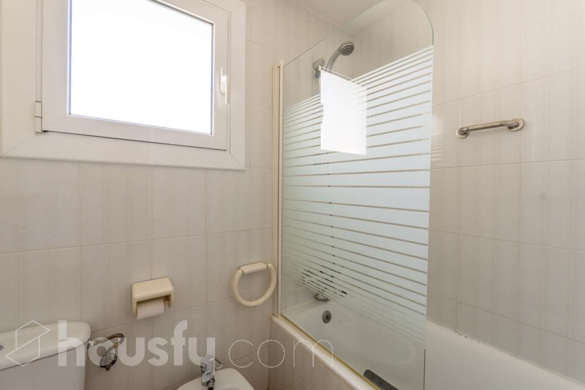 Housfy vende 🏡 luminoso piso ubicado en Sitges, más que un piso, esta propiedad es la puerta de entrada a un estilo de vida, relajado y lleno de encanto. Situada en uno de los rincones más deseados de la costa catalana, esta vivienda ofrece todo lo que el comprador exigente anhela. Dispone de 89 m2 útiles (verificados con la Dirección General de Catastro). Construido en el año: 1990. Distribución de estancias -Salón-comedor -4 Dormitorios -2 Baños -Cocina equipada Características específicas -Cédula de habitabilidad -Ascensor -Armarios empotrados -Suite con baño -Trastero -Amueblado -Calefacción -Electrodomésticos -Gres/cerámica -Terraza -Vistas a la ciudad -Lavadero Zona y entorno Respecto a la ubicación, se sitúa en Sitges, municipio de Barcelona. Esta propiedad se encuentra cerca de transporte público, colegios, supermercados y farmacias. Aviso legal El precio de venta no incluye gastos de la compraventa como notaría, registro, impuestos, ni tampoco honorarios agencia. Esta publicación no es vinculante. Consulta siempre la nota simple con Housfy antes de formalizar la compraventa. Sobre nosotros Housfy es la plataforma integral de servicios inmobiliarios. Nuestra combinación de expertos y tecnología pone al alcance de todo el mundo servicios cómodos, claros y seguros. AICAT número: 7922. Nos encargamos de la gestión y asesoramiento de la compra. ¡Olvídate de todo! Hacemos los trámites por ti. Y, si además necesitas financiación, ponemos a tu disposición un bróker hipotecario para ayudarte a conseguir las mejores condiciones para tu perfil económico. ¿Quieres visitarla? Contacta con Housfy y agenda tu visita sin compromiso. Más información en: housfy.com-21