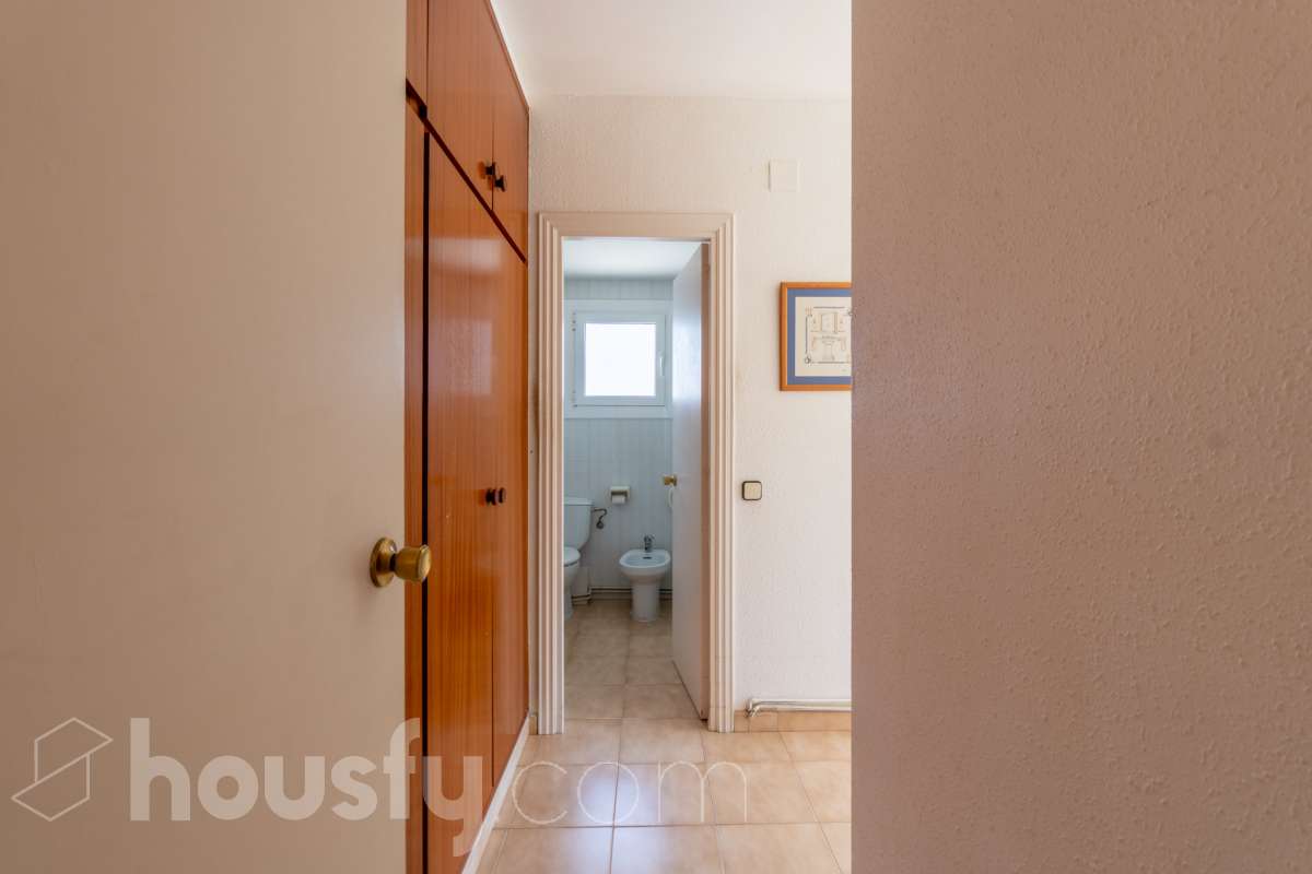 Housfy vende 🏡 luminoso piso ubicado en Sitges, más que un piso, esta propiedad es la puerta de entrada a un estilo de vida, relajado y lleno de encanto. Situada en uno de los rincones más deseados de la costa catalana, esta vivienda ofrece todo lo que el comprador exigente anhela. Dispone de 89 m2 útiles (verificados con la Dirección General de Catastro). Construido en el año: 1990. Distribución de estancias -Salón-comedor -4 Dormitorios -2 Baños -Cocina equipada Características específicas -Cédula de habitabilidad -Ascensor -Armarios empotrados -Suite con baño -Trastero -Amueblado -Calefacción -Electrodomésticos -Gres/cerámica -Terraza -Vistas a la ciudad -Lavadero Zona y entorno Respecto a la ubicación, se sitúa en Sitges, municipio de Barcelona. Esta propiedad se encuentra cerca de transporte público, colegios, supermercados y farmacias. Aviso legal El precio de venta no incluye gastos de la compraventa como notaría, registro, impuestos, ni tampoco honorarios agencia. Esta publicación no es vinculante. Consulta siempre la nota simple con Housfy antes de formalizar la compraventa. Sobre nosotros Housfy es la plataforma integral de servicios inmobiliarios. Nuestra combinación de expertos y tecnología pone al alcance de todo el mundo servicios cómodos, claros y seguros. AICAT número: 7922. Nos encargamos de la gestión y asesoramiento de la compra. ¡Olvídate de todo! Hacemos los trámites por ti. Y, si además necesitas financiación, ponemos a tu disposición un bróker hipotecario para ayudarte a conseguir las mejores condiciones para tu perfil económico. ¿Quieres visitarla? Contacta con Housfy y agenda tu visita sin compromiso. Más información en: housfy.com-14