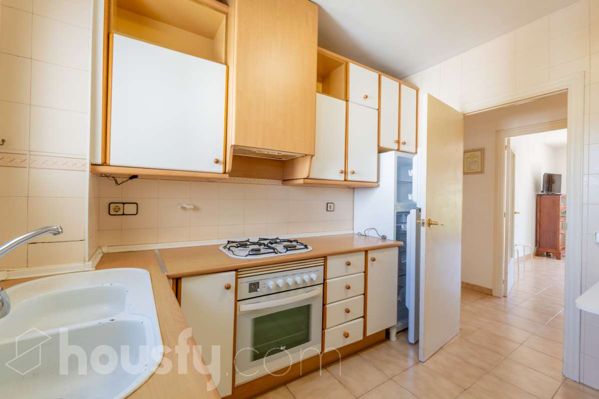 Housfy vende 🏡 luminoso piso ubicado en Sitges, más que un piso, esta propiedad es la puerta de entrada a un estilo de vida, relajado y lleno de encanto. Situada en uno de los rincones más deseados de la costa catalana, esta vivienda ofrece todo lo que el comprador exigente anhela. Dispone de 89 m2 útiles (verificados con la Dirección General de Catastro). Construido en el año: 1990. Distribución de estancias -Salón-comedor -4 Dormitorios -2 Baños -Cocina equipada Características específicas -Cédula de habitabilidad -Ascensor -Armarios empotrados -Suite con baño -Trastero -Amueblado -Calefacción -Electrodomésticos -Gres/cerámica -Terraza -Vistas a la ciudad -Lavadero Zona y entorno Respecto a la ubicación, se sitúa en Sitges, municipio de Barcelona. Esta propiedad se encuentra cerca de transporte público, colegios, supermercados y farmacias. Aviso legal El precio de venta no incluye gastos de la compraventa como notaría, registro, impuestos, ni tampoco honorarios agencia. Esta publicación no es vinculante. Consulta siempre la nota simple con Housfy antes de formalizar la compraventa. Sobre nosotros Housfy es la plataforma integral de servicios inmobiliarios. Nuestra combinación de expertos y tecnología pone al alcance de todo el mundo servicios cómodos, claros y seguros. AICAT número: 7922. Nos encargamos de la gestión y asesoramiento de la compra. ¡Olvídate de todo! Hacemos los trámites por ti. Y, si además necesitas financiación, ponemos a tu disposición un bróker hipotecario para ayudarte a conseguir las mejores condiciones para tu perfil económico. ¿Quieres visitarla? Contacta con Housfy y agenda tu visita sin compromiso. Más información en: housfy.com-18