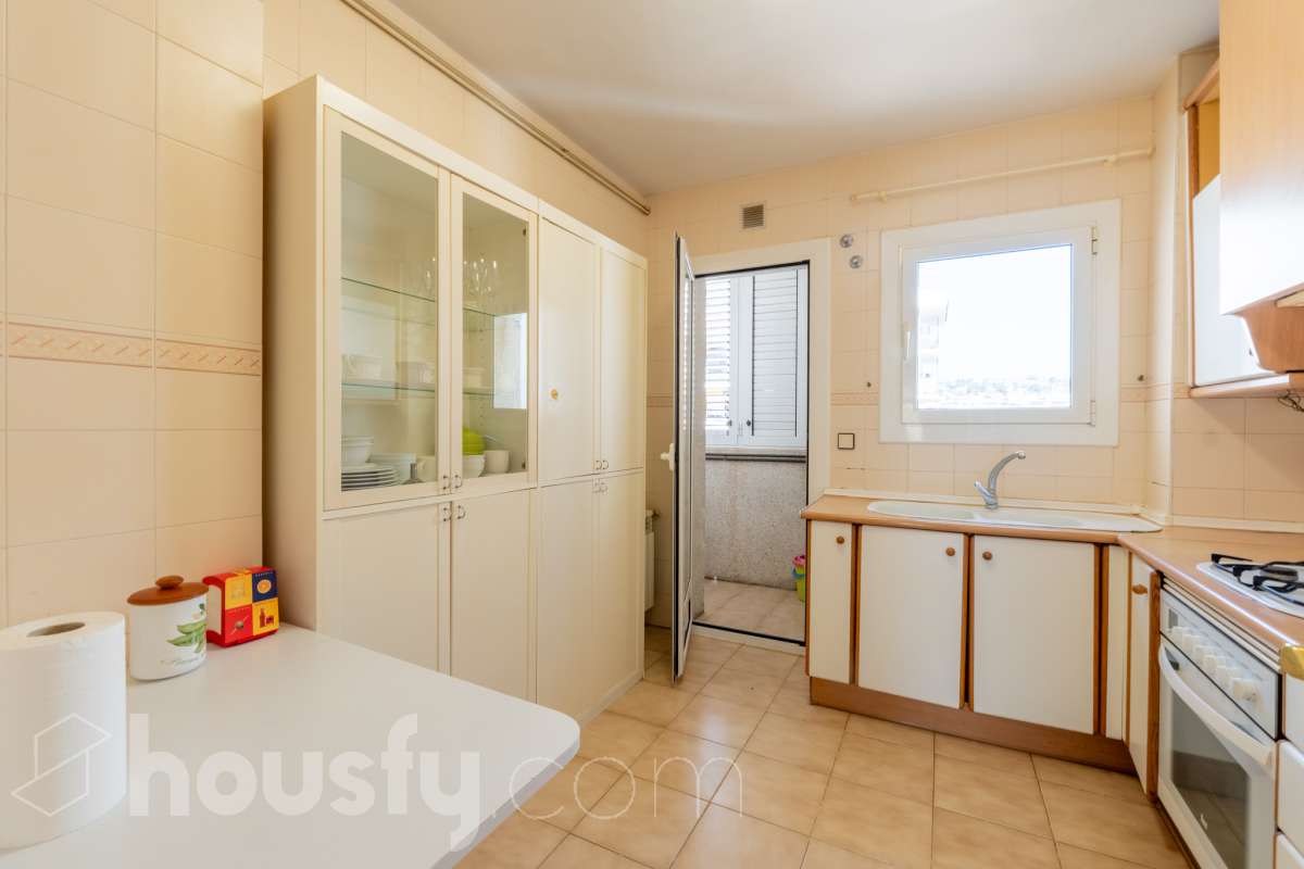 Housfy vende 🏡 luminoso piso ubicado en Sitges, más que un piso, esta propiedad es la puerta de entrada a un estilo de vida, relajado y lleno de encanto. Situada en uno de los rincones más deseados de la costa catalana, esta vivienda ofrece todo lo que el comprador exigente anhela. Dispone de 89 m2 útiles (verificados con la Dirección General de Catastro). Construido en el año: 1990. Distribución de estancias -Salón-comedor -4 Dormitorios -2 Baños -Cocina equipada Características específicas -Cédula de habitabilidad -Ascensor -Armarios empotrados -Suite con baño -Trastero -Amueblado -Calefacción -Electrodomésticos -Gres/cerámica -Terraza -Vistas a la ciudad -Lavadero Zona y entorno Respecto a la ubicación, se sitúa en Sitges, municipio de Barcelona. Esta propiedad se encuentra cerca de transporte público, colegios, supermercados y farmacias. Aviso legal El precio de venta no incluye gastos de la compraventa como notaría, registro, impuestos, ni tampoco honorarios agencia. Esta publicación no es vinculante. Consulta siempre la nota simple con Housfy antes de formalizar la compraventa. Sobre nosotros Housfy es la plataforma integral de servicios inmobiliarios. Nuestra combinación de expertos y tecnología pone al alcance de todo el mundo servicios cómodos, claros y seguros. AICAT número: 7922. Nos encargamos de la gestión y asesoramiento de la compra. ¡Olvídate de todo! Hacemos los trámites por ti. Y, si además necesitas financiación, ponemos a tu disposición un bróker hipotecario para ayudarte a conseguir las mejores condiciones para tu perfil económico. ¿Quieres visitarla? Contacta con Housfy y agenda tu visita sin compromiso. Más información en: housfy.com-17