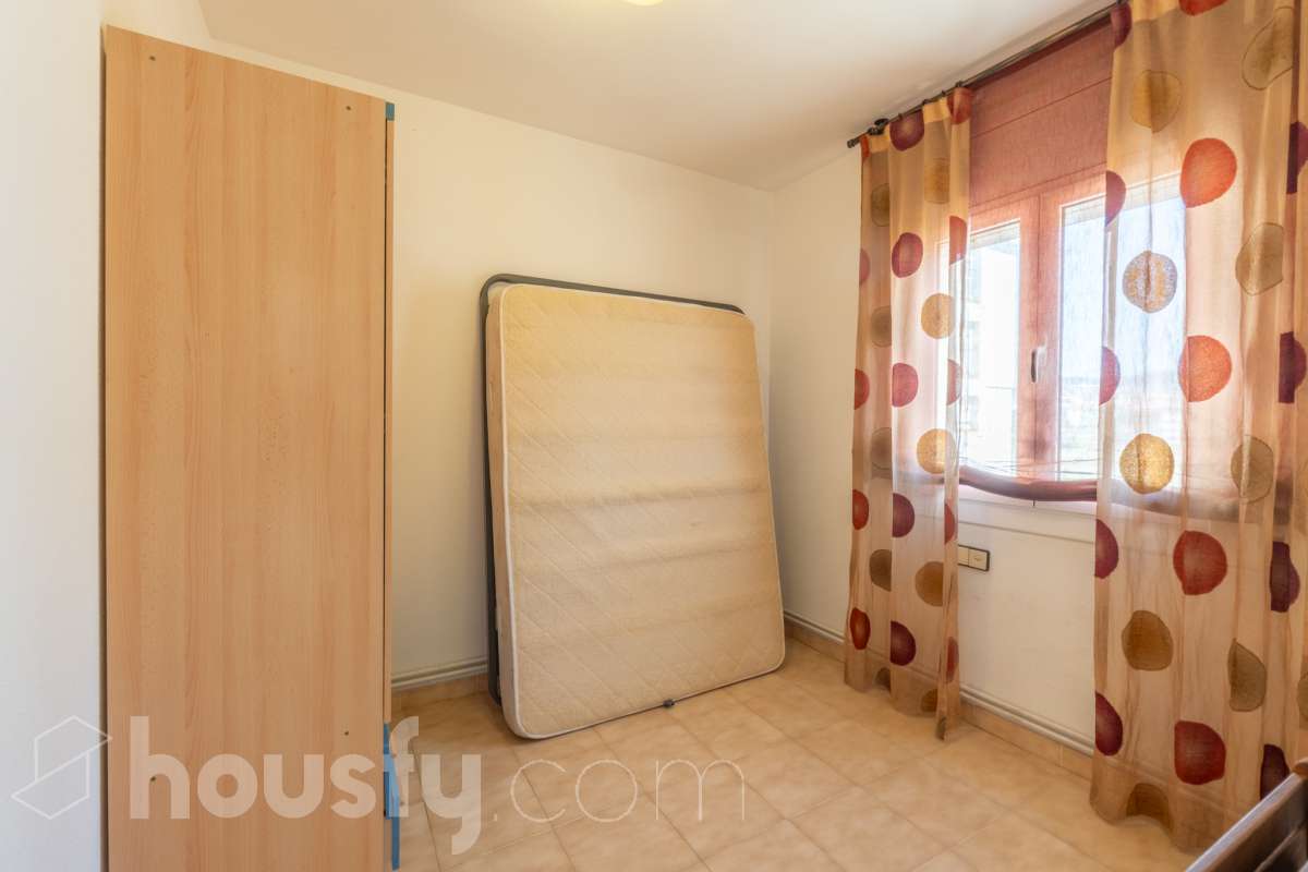 Housfy vende 🏡 luminoso piso ubicado en Sitges, más que un piso, esta propiedad es la puerta de entrada a un estilo de vida, relajado y lleno de encanto. Situada en uno de los rincones más deseados de la costa catalana, esta vivienda ofrece todo lo que el comprador exigente anhela. Dispone de 89 m2 útiles (verificados con la Dirección General de Catastro). Construido en el año: 1990. Distribución de estancias -Salón-comedor -4 Dormitorios -2 Baños -Cocina equipada Características específicas -Cédula de habitabilidad -Ascensor -Armarios empotrados -Suite con baño -Trastero -Amueblado -Calefacción -Electrodomésticos -Gres/cerámica -Terraza -Vistas a la ciudad -Lavadero Zona y entorno Respecto a la ubicación, se sitúa en Sitges, municipio de Barcelona. Esta propiedad se encuentra cerca de transporte público, colegios, supermercados y farmacias. Aviso legal El precio de venta no incluye gastos de la compraventa como notaría, registro, impuestos, ni tampoco honorarios agencia. Esta publicación no es vinculante. Consulta siempre la nota simple con Housfy antes de formalizar la compraventa. Sobre nosotros Housfy es la plataforma integral de servicios inmobiliarios. Nuestra combinación de expertos y tecnología pone al alcance de todo el mundo servicios cómodos, claros y seguros. AICAT número: 7922. Nos encargamos de la gestión y asesoramiento de la compra. ¡Olvídate de todo! Hacemos los trámites por ti. Y, si además necesitas financiación, ponemos a tu disposición un bróker hipotecario para ayudarte a conseguir las mejores condiciones para tu perfil económico. ¿Quieres visitarla? Contacta con Housfy y agenda tu visita sin compromiso. Más información en: housfy.com-15