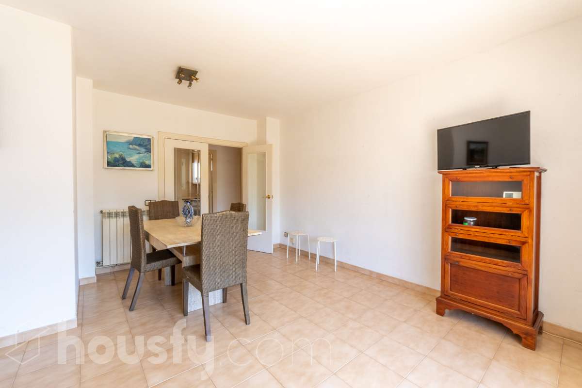 Housfy vende 🏡 luminoso piso ubicado en Sitges, más que un piso, esta propiedad es la puerta de entrada a un estilo de vida, relajado y lleno de encanto. Situada en uno de los rincones más deseados de la costa catalana, esta vivienda ofrece todo lo que el comprador exigente anhela. Dispone de 89 m2 útiles (verificados con la Dirección General de Catastro). Construido en el año: 1990. Distribución de estancias -Salón-comedor -4 Dormitorios -2 Baños -Cocina equipada Características específicas -Cédula de habitabilidad -Ascensor -Armarios empotrados -Suite con baño -Trastero -Amueblado -Calefacción -Electrodomésticos -Gres/cerámica -Terraza -Vistas a la ciudad -Lavadero Zona y entorno Respecto a la ubicación, se sitúa en Sitges, municipio de Barcelona. Esta propiedad se encuentra cerca de transporte público, colegios, supermercados y farmacias. Aviso legal El precio de venta no incluye gastos de la compraventa como notaría, registro, impuestos, ni tampoco honorarios agencia. Esta publicación no es vinculante. Consulta siempre la nota simple con Housfy antes de formalizar la compraventa. Sobre nosotros Housfy es la plataforma integral de servicios inmobiliarios. Nuestra combinación de expertos y tecnología pone al alcance de todo el mundo servicios cómodos, claros y seguros. AICAT número: 7922. Nos encargamos de la gestión y asesoramiento de la compra. ¡Olvídate de todo! Hacemos los trámites por ti. Y, si además necesitas financiación, ponemos a tu disposición un bróker hipotecario para ayudarte a conseguir las mejores condiciones para tu perfil económico. ¿Quieres visitarla? Contacta con Housfy y agenda tu visita sin compromiso. Más información en: housfy.com-6