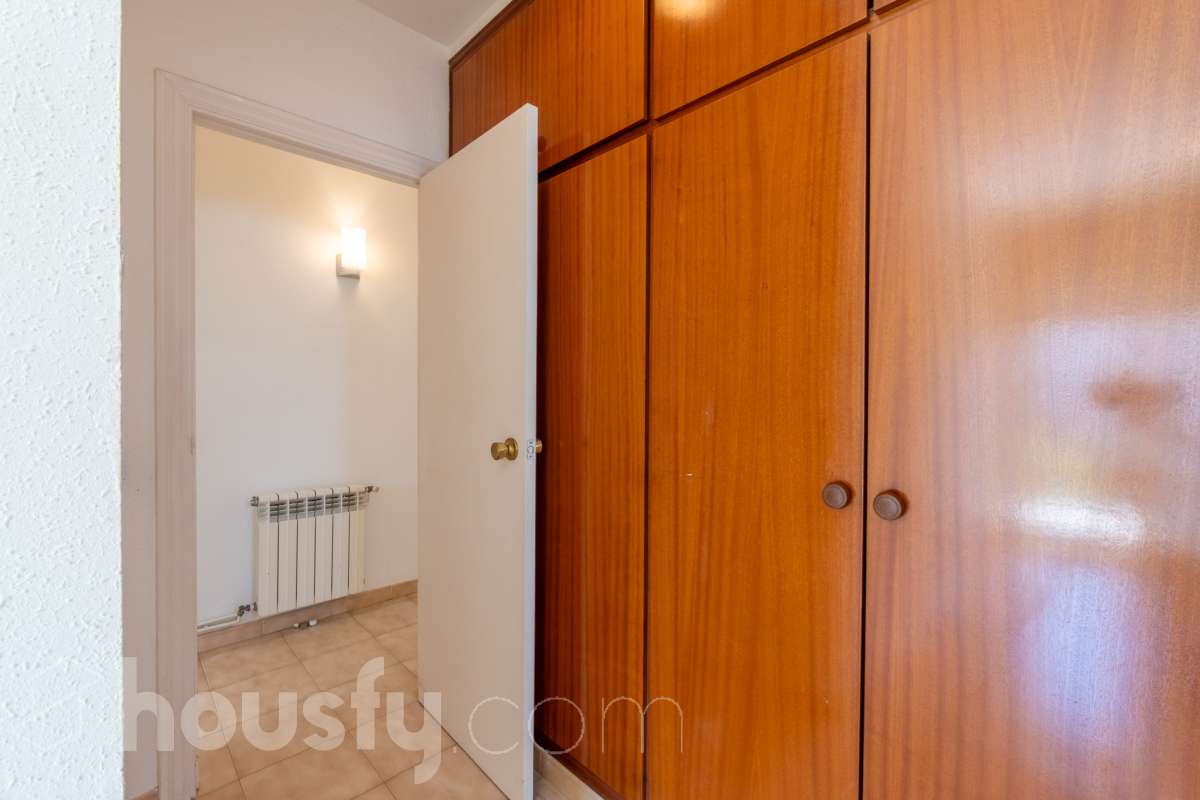 Housfy vende 🏡 luminoso piso ubicado en Sitges, más que un piso, esta propiedad es la puerta de entrada a un estilo de vida, relajado y lleno de encanto. Situada en uno de los rincones más deseados de la costa catalana, esta vivienda ofrece todo lo que el comprador exigente anhela. Dispone de 89 m2 útiles (verificados con la Dirección General de Catastro). Construido en el año: 1990. Distribución de estancias -Salón-comedor -4 Dormitorios -2 Baños -Cocina equipada Características específicas -Cédula de habitabilidad -Ascensor -Armarios empotrados -Suite con baño -Trastero -Amueblado -Calefacción -Electrodomésticos -Gres/cerámica -Terraza -Vistas a la ciudad -Lavadero Zona y entorno Respecto a la ubicación, se sitúa en Sitges, municipio de Barcelona. Esta propiedad se encuentra cerca de transporte público, colegios, supermercados y farmacias. Aviso legal El precio de venta no incluye gastos de la compraventa como notaría, registro, impuestos, ni tampoco honorarios agencia. Esta publicación no es vinculante. Consulta siempre la nota simple con Housfy antes de formalizar la compraventa. Sobre nosotros Housfy es la plataforma integral de servicios inmobiliarios. Nuestra combinación de expertos y tecnología pone al alcance de todo el mundo servicios cómodos, claros y seguros. AICAT número: 7922. Nos encargamos de la gestión y asesoramiento de la compra. ¡Olvídate de todo! Hacemos los trámites por ti. Y, si además necesitas financiación, ponemos a tu disposición un bróker hipotecario para ayudarte a conseguir las mejores condiciones para tu perfil económico. ¿Quieres visitarla? Contacta con Housfy y agenda tu visita sin compromiso. Más información en: housfy.com-9