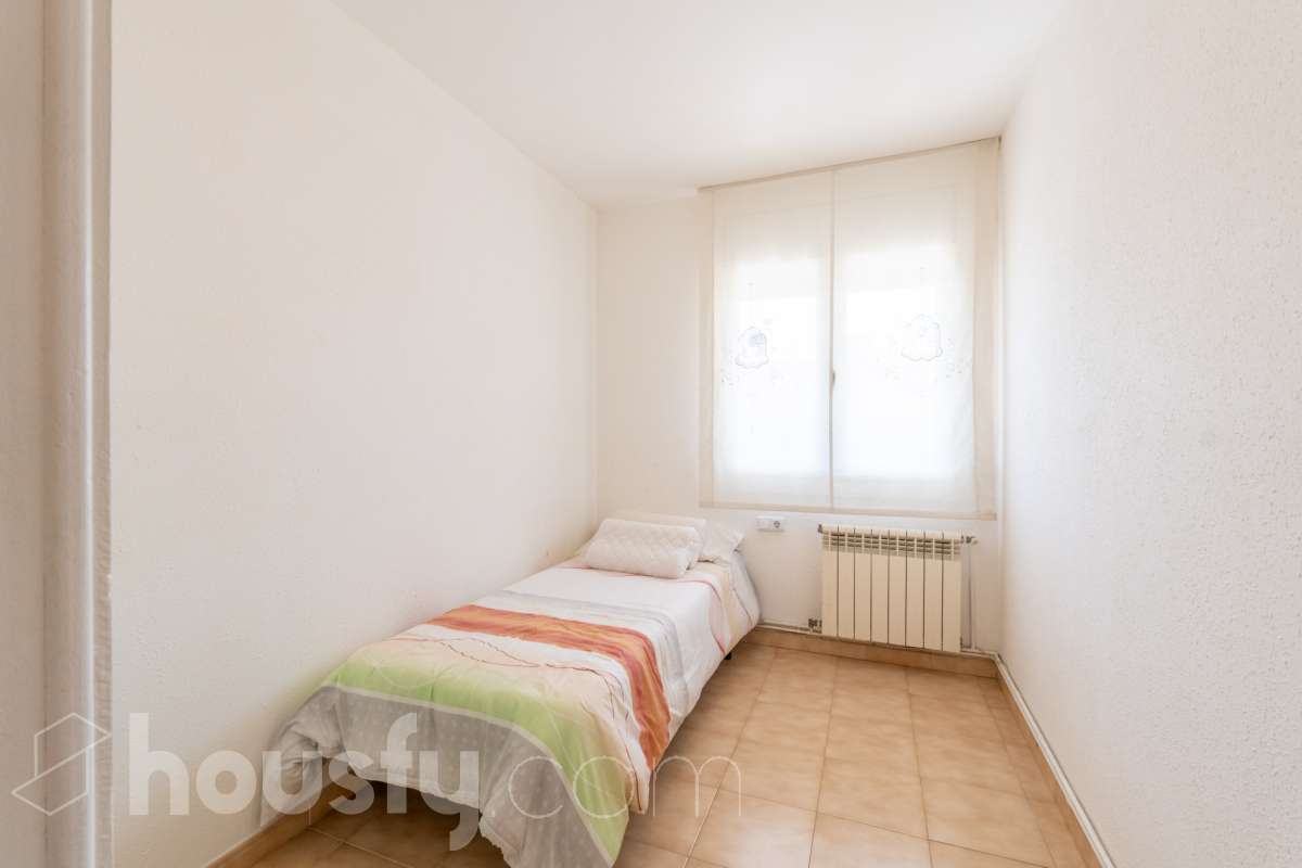 Housfy vende 🏡 luminoso piso ubicado en Sitges, más que un piso, esta propiedad es la puerta de entrada a un estilo de vida, relajado y lleno de encanto. Situada en uno de los rincones más deseados de la costa catalana, esta vivienda ofrece todo lo que el comprador exigente anhela. Dispone de 89 m2 útiles (verificados con la Dirección General de Catastro). Construido en el año: 1990. Distribución de estancias -Salón-comedor -4 Dormitorios -2 Baños -Cocina equipada Características específicas -Cédula de habitabilidad -Ascensor -Armarios empotrados -Suite con baño -Trastero -Amueblado -Calefacción -Electrodomésticos -Gres/cerámica -Terraza -Vistas a la ciudad -Lavadero Zona y entorno Respecto a la ubicación, se sitúa en Sitges, municipio de Barcelona. Esta propiedad se encuentra cerca de transporte público, colegios, supermercados y farmacias. Aviso legal El precio de venta no incluye gastos de la compraventa como notaría, registro, impuestos, ni tampoco honorarios agencia. Esta publicación no es vinculante. Consulta siempre la nota simple con Housfy antes de formalizar la compraventa. Sobre nosotros Housfy es la plataforma integral de servicios inmobiliarios. Nuestra combinación de expertos y tecnología pone al alcance de todo el mundo servicios cómodos, claros y seguros. AICAT número: 7922. Nos encargamos de la gestión y asesoramiento de la compra. ¡Olvídate de todo! Hacemos los trámites por ti. Y, si además necesitas financiación, ponemos a tu disposición un bróker hipotecario para ayudarte a conseguir las mejores condiciones para tu perfil económico. ¿Quieres visitarla? Contacta con Housfy y agenda tu visita sin compromiso. Más información en: housfy.com-12