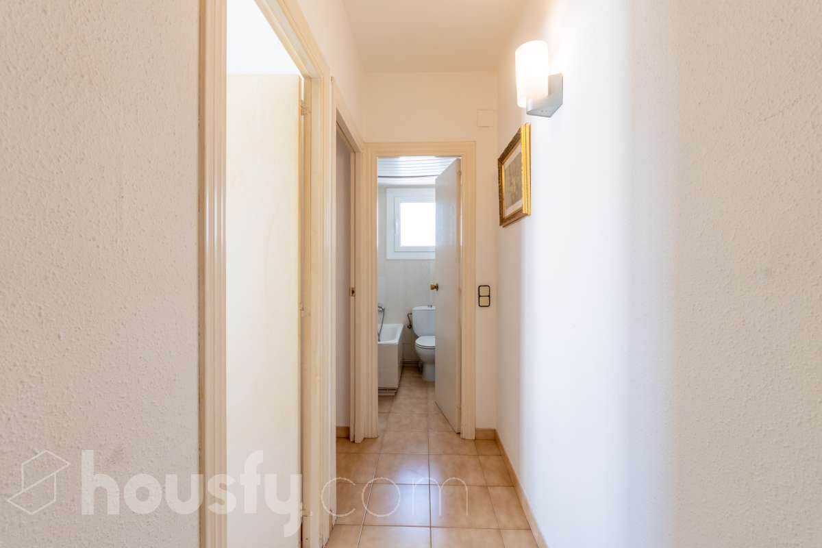 Housfy vende 🏡 luminoso piso ubicado en Sitges, más que un piso, esta propiedad es la puerta de entrada a un estilo de vida, relajado y lleno de encanto. Situada en uno de los rincones más deseados de la costa catalana, esta vivienda ofrece todo lo que el comprador exigente anhela. Dispone de 89 m2 útiles (verificados con la Dirección General de Catastro). Construido en el año: 1990. Distribución de estancias -Salón-comedor -4 Dormitorios -2 Baños -Cocina equipada Características específicas -Cédula de habitabilidad -Ascensor -Armarios empotrados -Suite con baño -Trastero -Amueblado -Calefacción -Electrodomésticos -Gres/cerámica -Terraza -Vistas a la ciudad -Lavadero Zona y entorno Respecto a la ubicación, se sitúa en Sitges, municipio de Barcelona. Esta propiedad se encuentra cerca de transporte público, colegios, supermercados y farmacias. Aviso legal El precio de venta no incluye gastos de la compraventa como notaría, registro, impuestos, ni tampoco honorarios agencia. Esta publicación no es vinculante. Consulta siempre la nota simple con Housfy antes de formalizar la compraventa. Sobre nosotros Housfy es la plataforma integral de servicios inmobiliarios. Nuestra combinación de expertos y tecnología pone al alcance de todo el mundo servicios cómodos, claros y seguros. AICAT número: 7922. Nos encargamos de la gestión y asesoramiento de la compra. ¡Olvídate de todo! Hacemos los trámites por ti. Y, si además necesitas financiación, ponemos a tu disposición un bróker hipotecario para ayudarte a conseguir las mejores condiciones para tu perfil económico. ¿Quieres visitarla? Contacta con Housfy y agenda tu visita sin compromiso. Más información en: housfy.com-23