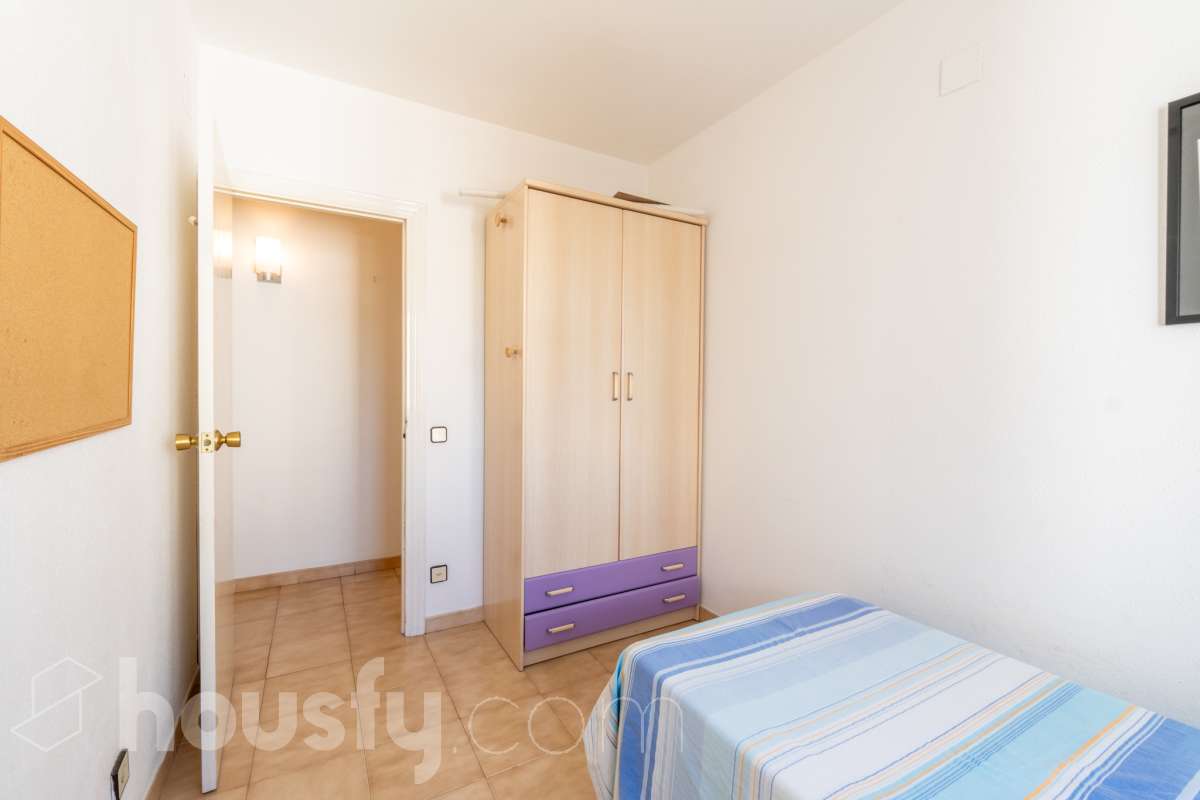Housfy vende 🏡 luminoso piso ubicado en Sitges, más que un piso, esta propiedad es la puerta de entrada a un estilo de vida, relajado y lleno de encanto. Situada en uno de los rincones más deseados de la costa catalana, esta vivienda ofrece todo lo que el comprador exigente anhela. Dispone de 89 m2 útiles (verificados con la Dirección General de Catastro). Construido en el año: 1990. Distribución de estancias -Salón-comedor -4 Dormitorios -2 Baños -Cocina equipada Características específicas -Cédula de habitabilidad -Ascensor -Armarios empotrados -Suite con baño -Trastero -Amueblado -Calefacción -Electrodomésticos -Gres/cerámica -Terraza -Vistas a la ciudad -Lavadero Zona y entorno Respecto a la ubicación, se sitúa en Sitges, municipio de Barcelona. Esta propiedad se encuentra cerca de transporte público, colegios, supermercados y farmacias. Aviso legal El precio de venta no incluye gastos de la compraventa como notaría, registro, impuestos, ni tampoco honorarios agencia. Esta publicación no es vinculante. Consulta siempre la nota simple con Housfy antes de formalizar la compraventa. Sobre nosotros Housfy es la plataforma integral de servicios inmobiliarios. Nuestra combinación de expertos y tecnología pone al alcance de todo el mundo servicios cómodos, claros y seguros. AICAT número: 7922. Nos encargamos de la gestión y asesoramiento de la compra. ¡Olvídate de todo! Hacemos los trámites por ti. Y, si además necesitas financiación, ponemos a tu disposición un bróker hipotecario para ayudarte a conseguir las mejores condiciones para tu perfil económico. ¿Quieres visitarla? Contacta con Housfy y agenda tu visita sin compromiso. Más información en: housfy.com-11
