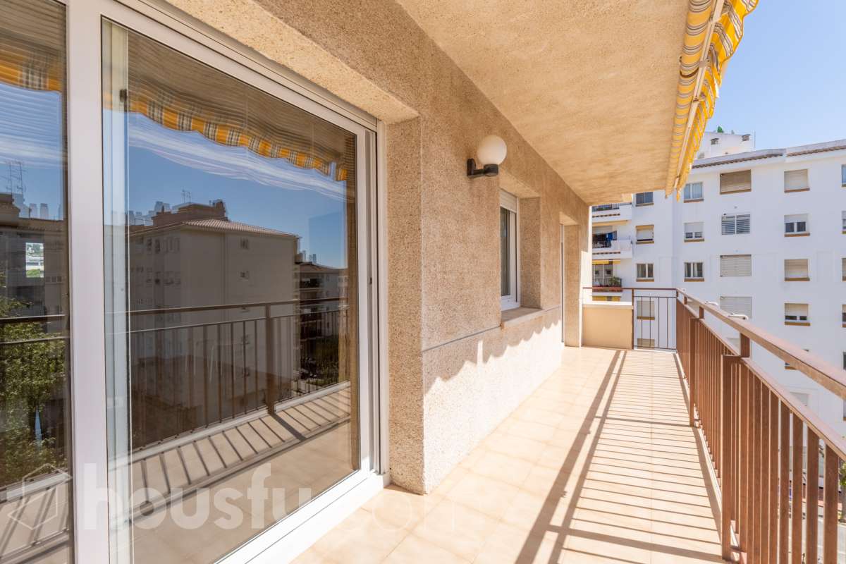 Housfy vende 🏡 luminoso piso ubicado en Sitges, más que un piso, esta propiedad es la puerta de entrada a un estilo de vida, relajado y lleno de encanto. Situada en uno de los rincones más deseados de la costa catalana, esta vivienda ofrece todo lo que el comprador exigente anhela. Dispone de 89 m2 útiles (verificados con la Dirección General de Catastro). Construido en el año: 1990. Distribución de estancias -Salón-comedor -4 Dormitorios -2 Baños -Cocina equipada Características específicas -Cédula de habitabilidad -Ascensor -Armarios empotrados -Suite con baño -Trastero -Amueblado -Calefacción -Electrodomésticos -Gres/cerámica -Terraza -Vistas a la ciudad -Lavadero Zona y entorno Respecto a la ubicación, se sitúa en Sitges, municipio de Barcelona. Esta propiedad se encuentra cerca de transporte público, colegios, supermercados y farmacias. Aviso legal El precio de venta no incluye gastos de la compraventa como notaría, registro, impuestos, ni tampoco honorarios agencia. Esta publicación no es vinculante. Consulta siempre la nota simple con Housfy antes de formalizar la compraventa. Sobre nosotros Housfy es la plataforma integral de servicios inmobiliarios. Nuestra combinación de expertos y tecnología pone al alcance de todo el mundo servicios cómodos, claros y seguros. AICAT número: 7922. Nos encargamos de la gestión y asesoramiento de la compra. ¡Olvídate de todo! Hacemos los trámites por ti. Y, si además necesitas financiación, ponemos a tu disposición un bróker hipotecario para ayudarte a conseguir las mejores condiciones para tu perfil económico. ¿Quieres visitarla? Contacta con Housfy y agenda tu visita sin compromiso. Más información en: housfy.com-2