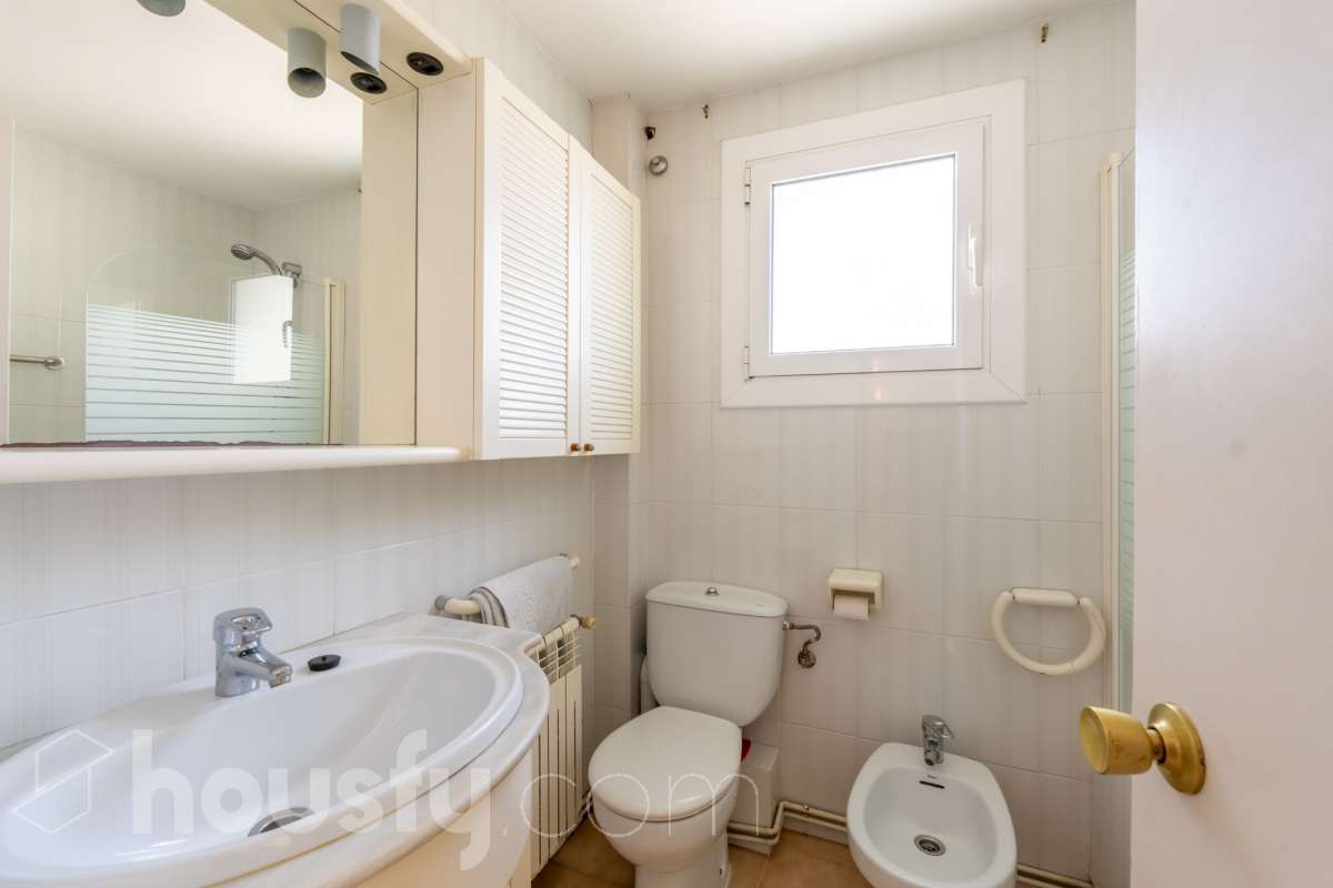 Housfy vende 🏡 luminoso piso ubicado en Sitges, más que un piso, esta propiedad es la puerta de entrada a un estilo de vida, relajado y lleno de encanto. Situada en uno de los rincones más deseados de la costa catalana, esta vivienda ofrece todo lo que el comprador exigente anhela. Dispone de 89 m2 útiles (verificados con la Dirección General de Catastro). Construido en el año: 1990. Distribución de estancias -Salón-comedor -4 Dormitorios -2 Baños -Cocina equipada Características específicas -Cédula de habitabilidad -Ascensor -Armarios empotrados -Suite con baño -Trastero -Amueblado -Calefacción -Electrodomésticos -Gres/cerámica -Terraza -Vistas a la ciudad -Lavadero Zona y entorno Respecto a la ubicación, se sitúa en Sitges, municipio de Barcelona. Esta propiedad se encuentra cerca de transporte público, colegios, supermercados y farmacias. Aviso legal El precio de venta no incluye gastos de la compraventa como notaría, registro, impuestos, ni tampoco honorarios agencia. Esta publicación no es vinculante. Consulta siempre la nota simple con Housfy antes de formalizar la compraventa. Sobre nosotros Housfy es la plataforma integral de servicios inmobiliarios. Nuestra combinación de expertos y tecnología pone al alcance de todo el mundo servicios cómodos, claros y seguros. AICAT número: 7922. Nos encargamos de la gestión y asesoramiento de la compra. ¡Olvídate de todo! Hacemos los trámites por ti. Y, si además necesitas financiación, ponemos a tu disposición un bróker hipotecario para ayudarte a conseguir las mejores condiciones para tu perfil económico. ¿Quieres visitarla? Contacta con Housfy y agenda tu visita sin compromiso. Más información en: housfy.com-20