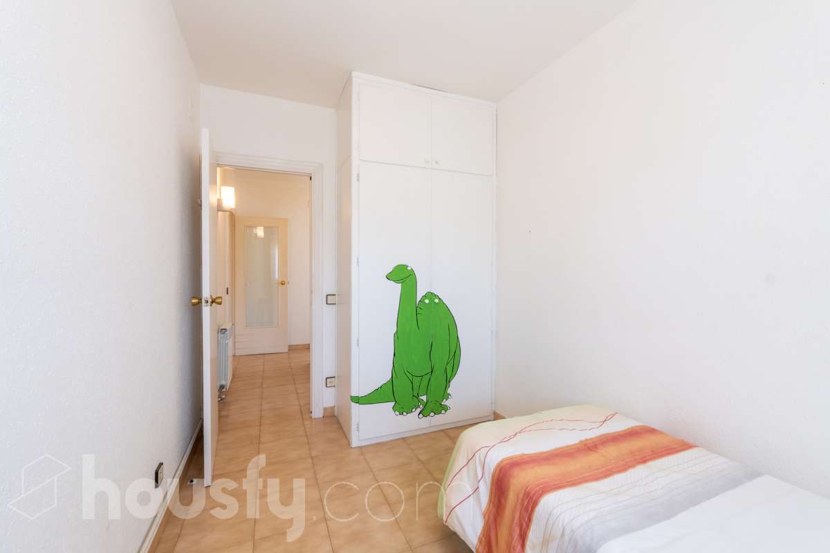 Housfy vende 🏡 luminoso piso ubicado en Sitges, más que un piso, esta propiedad es la puerta de entrada a un estilo de vida, relajado y lleno de encanto. Situada en uno de los rincones más deseados de la costa catalana, esta vivienda ofrece todo lo que el comprador exigente anhela. Dispone de 89 m2 útiles (verificados con la Dirección General de Catastro). Construido en el año: 1990. Distribución de estancias -Salón-comedor -4 Dormitorios -2 Baños -Cocina equipada Características específicas -Cédula de habitabilidad -Ascensor -Armarios empotrados -Suite con baño -Trastero -Amueblado -Calefacción -Electrodomésticos -Gres/cerámica -Terraza -Vistas a la ciudad -Lavadero Zona y entorno Respecto a la ubicación, se sitúa en Sitges, municipio de Barcelona. Esta propiedad se encuentra cerca de transporte público, colegios, supermercados y farmacias. Aviso legal El precio de venta no incluye gastos de la compraventa como notaría, registro, impuestos, ni tampoco honorarios agencia. Esta publicación no es vinculante. Consulta siempre la nota simple con Housfy antes de formalizar la compraventa. Sobre nosotros Housfy es la plataforma integral de servicios inmobiliarios. Nuestra combinación de expertos y tecnología pone al alcance de todo el mundo servicios cómodos, claros y seguros. AICAT número: 7922. Nos encargamos de la gestión y asesoramiento de la compra. ¡Olvídate de todo! Hacemos los trámites por ti. Y, si además necesitas financiación, ponemos a tu disposición un bróker hipotecario para ayudarte a conseguir las mejores condiciones para tu perfil económico. ¿Quieres visitarla? Contacta con Housfy y agenda tu visita sin compromiso. Más información en: housfy.com-13
