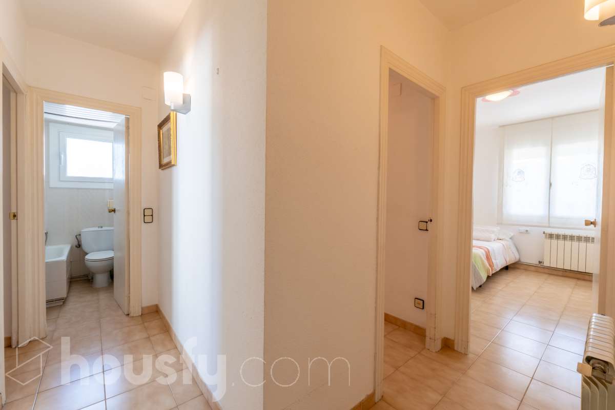 Housfy vende 🏡 luminoso piso ubicado en Sitges, más que un piso, esta propiedad es la puerta de entrada a un estilo de vida, relajado y lleno de encanto. Situada en uno de los rincones más deseados de la costa catalana, esta vivienda ofrece todo lo que el comprador exigente anhela. Dispone de 89 m2 útiles (verificados con la Dirección General de Catastro). Construido en el año: 1990. Distribución de estancias -Salón-comedor -4 Dormitorios -2 Baños -Cocina equipada Características específicas -Cédula de habitabilidad -Ascensor -Armarios empotrados -Suite con baño -Trastero -Amueblado -Calefacción -Electrodomésticos -Gres/cerámica -Terraza -Vistas a la ciudad -Lavadero Zona y entorno Respecto a la ubicación, se sitúa en Sitges, municipio de Barcelona. Esta propiedad se encuentra cerca de transporte público, colegios, supermercados y farmacias. Aviso legal El precio de venta no incluye gastos de la compraventa como notaría, registro, impuestos, ni tampoco honorarios agencia. Esta publicación no es vinculante. Consulta siempre la nota simple con Housfy antes de formalizar la compraventa. Sobre nosotros Housfy es la plataforma integral de servicios inmobiliarios. Nuestra combinación de expertos y tecnología pone al alcance de todo el mundo servicios cómodos, claros y seguros. AICAT número: 7922. Nos encargamos de la gestión y asesoramiento de la compra. ¡Olvídate de todo! Hacemos los trámites por ti. Y, si además necesitas financiación, ponemos a tu disposición un bróker hipotecario para ayudarte a conseguir las mejores condiciones para tu perfil económico. ¿Quieres visitarla? Contacta con Housfy y agenda tu visita sin compromiso. Más información en: housfy.com-22