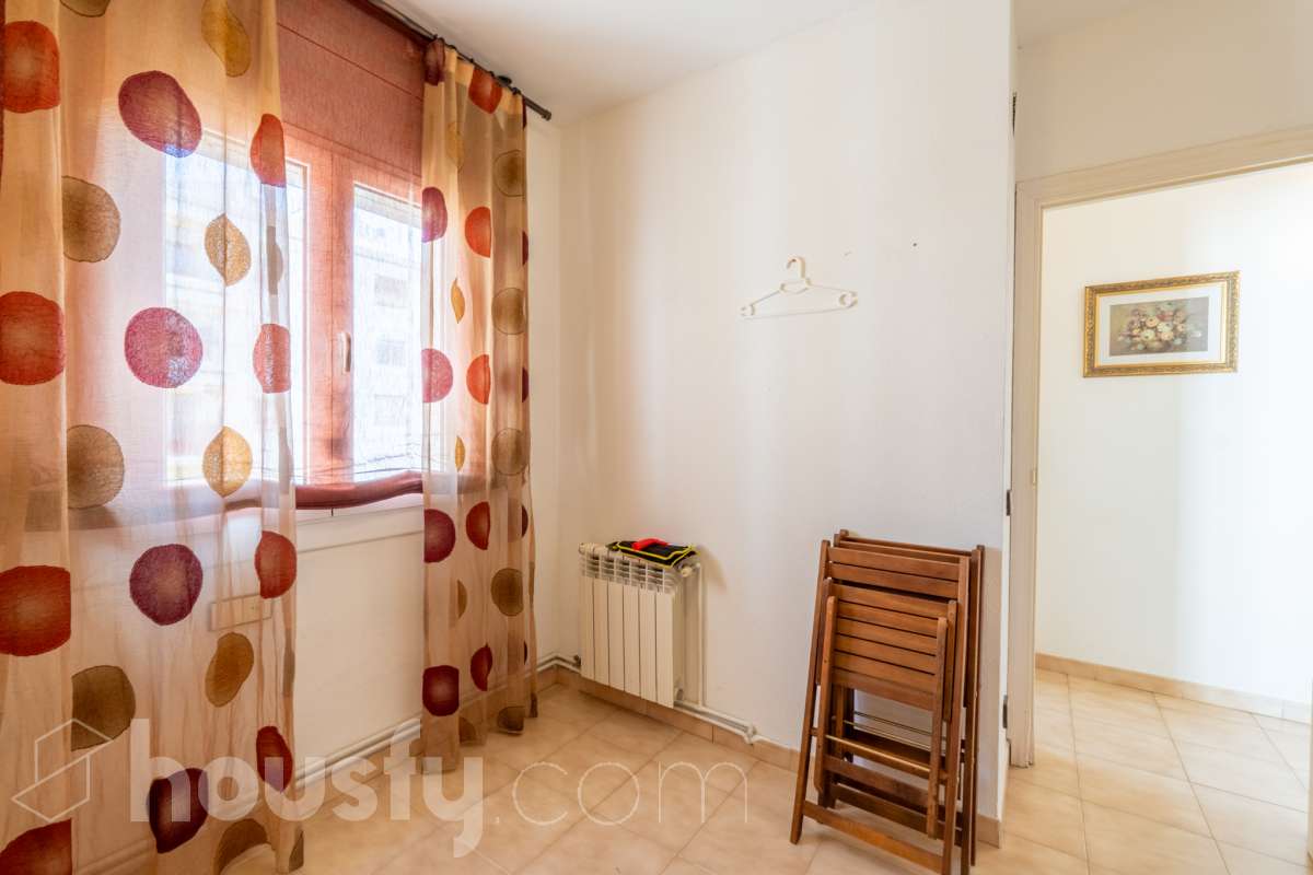 Housfy vende 🏡 luminoso piso ubicado en Sitges, más que un piso, esta propiedad es la puerta de entrada a un estilo de vida, relajado y lleno de encanto. Situada en uno de los rincones más deseados de la costa catalana, esta vivienda ofrece todo lo que el comprador exigente anhela. Dispone de 89 m2 útiles (verificados con la Dirección General de Catastro). Construido en el año: 1990. Distribución de estancias -Salón-comedor -4 Dormitorios -2 Baños -Cocina equipada Características específicas -Cédula de habitabilidad -Ascensor -Armarios empotrados -Suite con baño -Trastero -Amueblado -Calefacción -Electrodomésticos -Gres/cerámica -Terraza -Vistas a la ciudad -Lavadero Zona y entorno Respecto a la ubicación, se sitúa en Sitges, municipio de Barcelona. Esta propiedad se encuentra cerca de transporte público, colegios, supermercados y farmacias. Aviso legal El precio de venta no incluye gastos de la compraventa como notaría, registro, impuestos, ni tampoco honorarios agencia. Esta publicación no es vinculante. Consulta siempre la nota simple con Housfy antes de formalizar la compraventa. Sobre nosotros Housfy es la plataforma integral de servicios inmobiliarios. Nuestra combinación de expertos y tecnología pone al alcance de todo el mundo servicios cómodos, claros y seguros. AICAT número: 7922. Nos encargamos de la gestión y asesoramiento de la compra. ¡Olvídate de todo! Hacemos los trámites por ti. Y, si además necesitas financiación, ponemos a tu disposición un bróker hipotecario para ayudarte a conseguir las mejores condiciones para tu perfil económico. ¿Quieres visitarla? Contacta con Housfy y agenda tu visita sin compromiso. Más información en: housfy.com-16